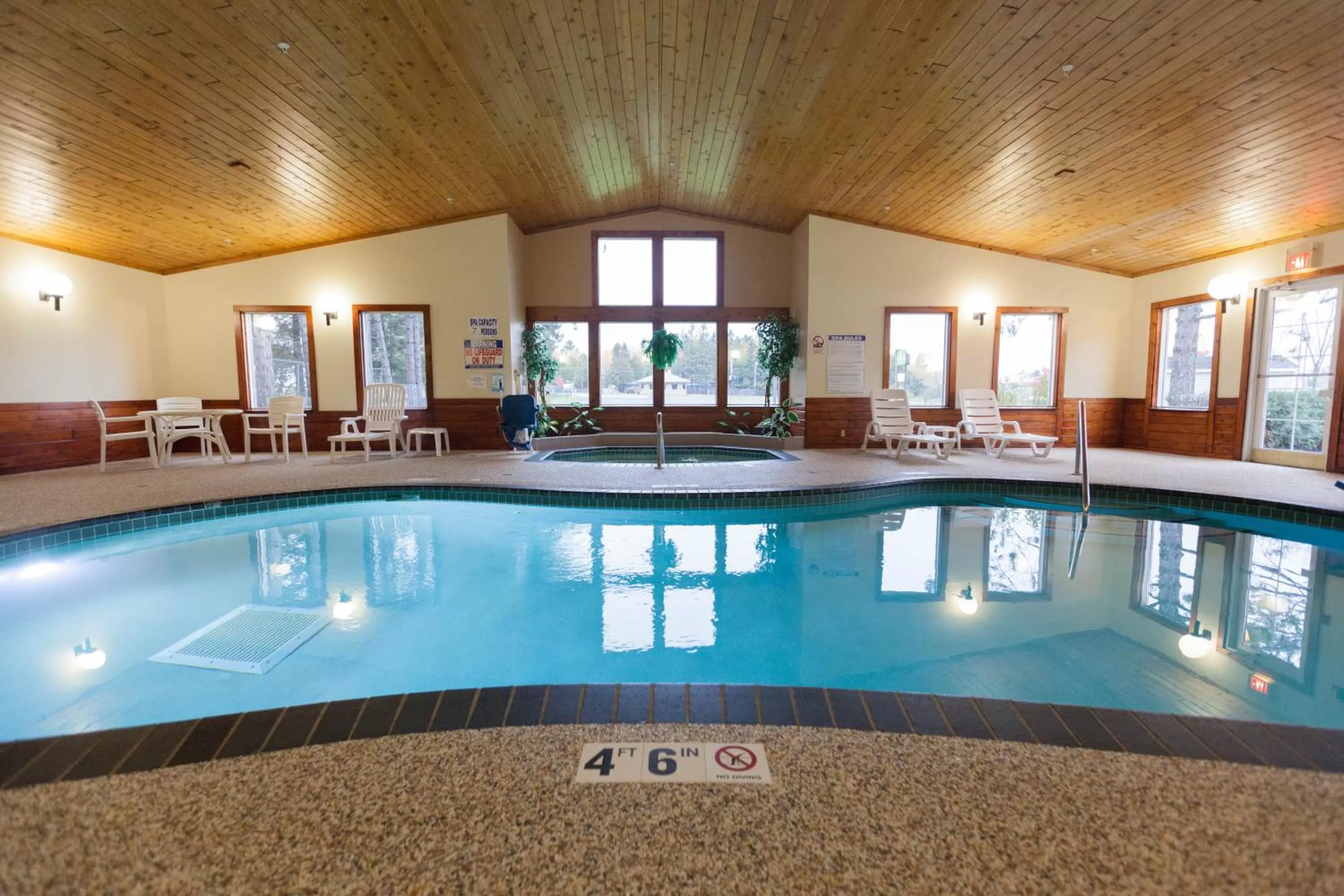 Swimming pool in Country Inn Two Harbors