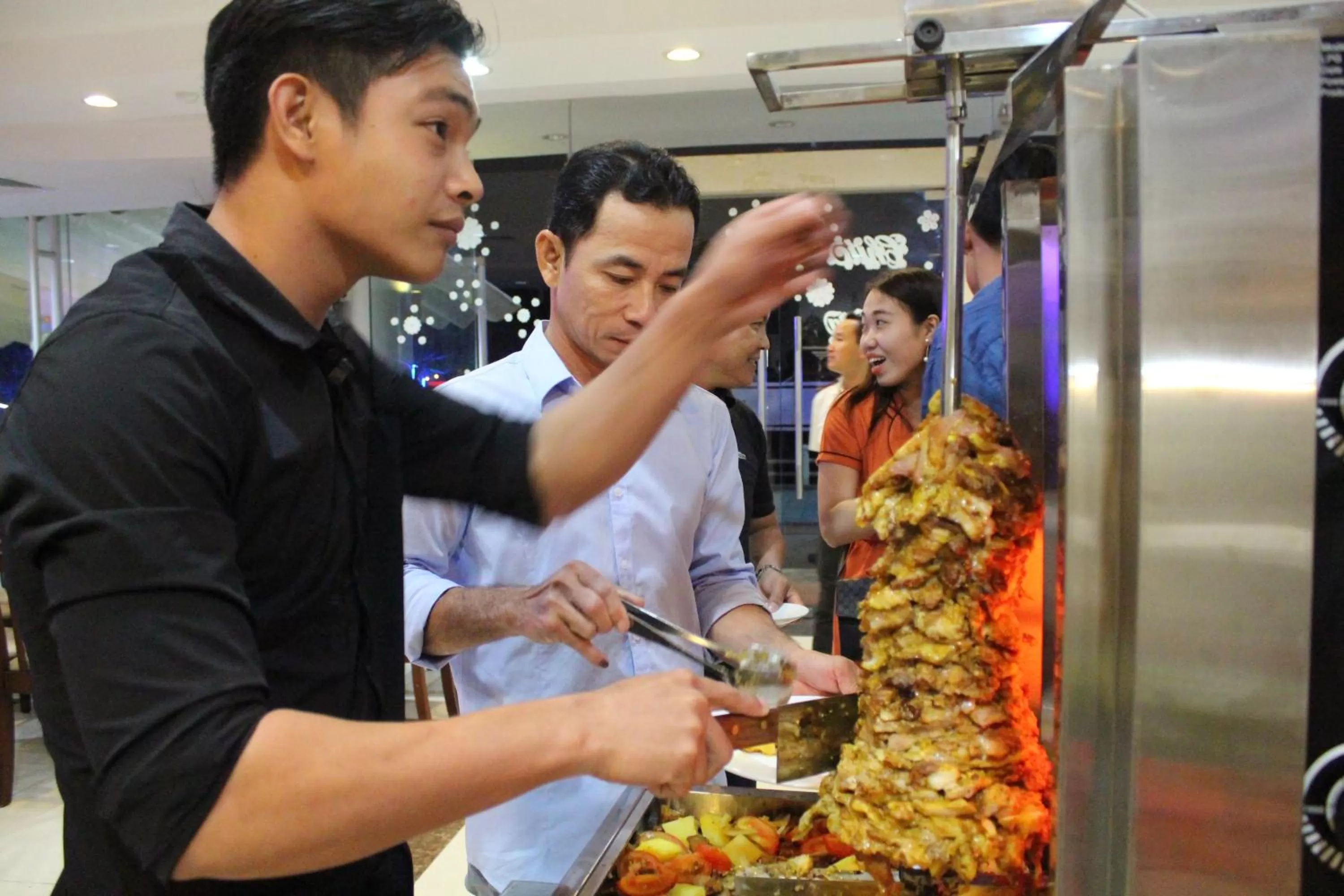 Restaurant/places to eat in River Hotel