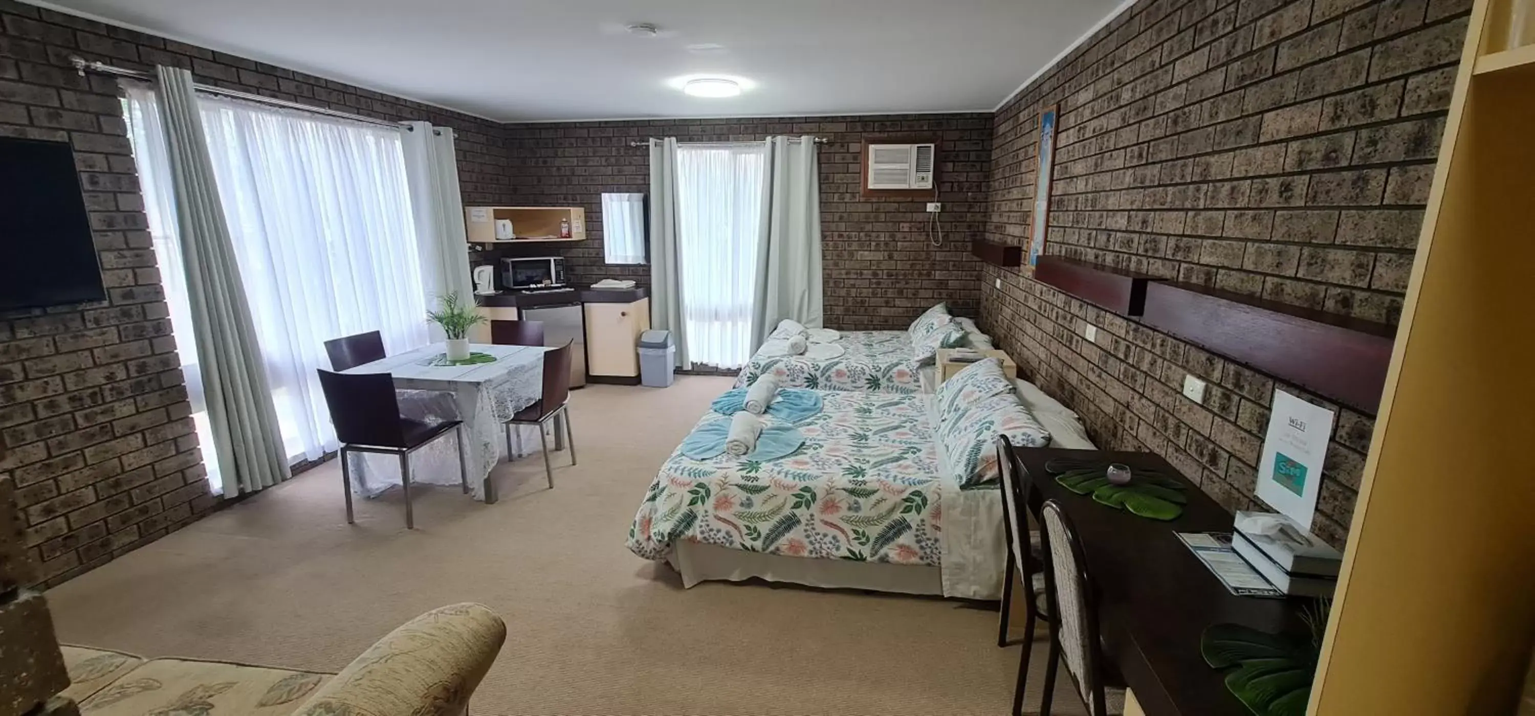 Family Twin Room - 1st Floor in The SIM - Sussex Inlet Motel Family Twin Room - 1st Floor in The SIM - Sussex Inlet Motel