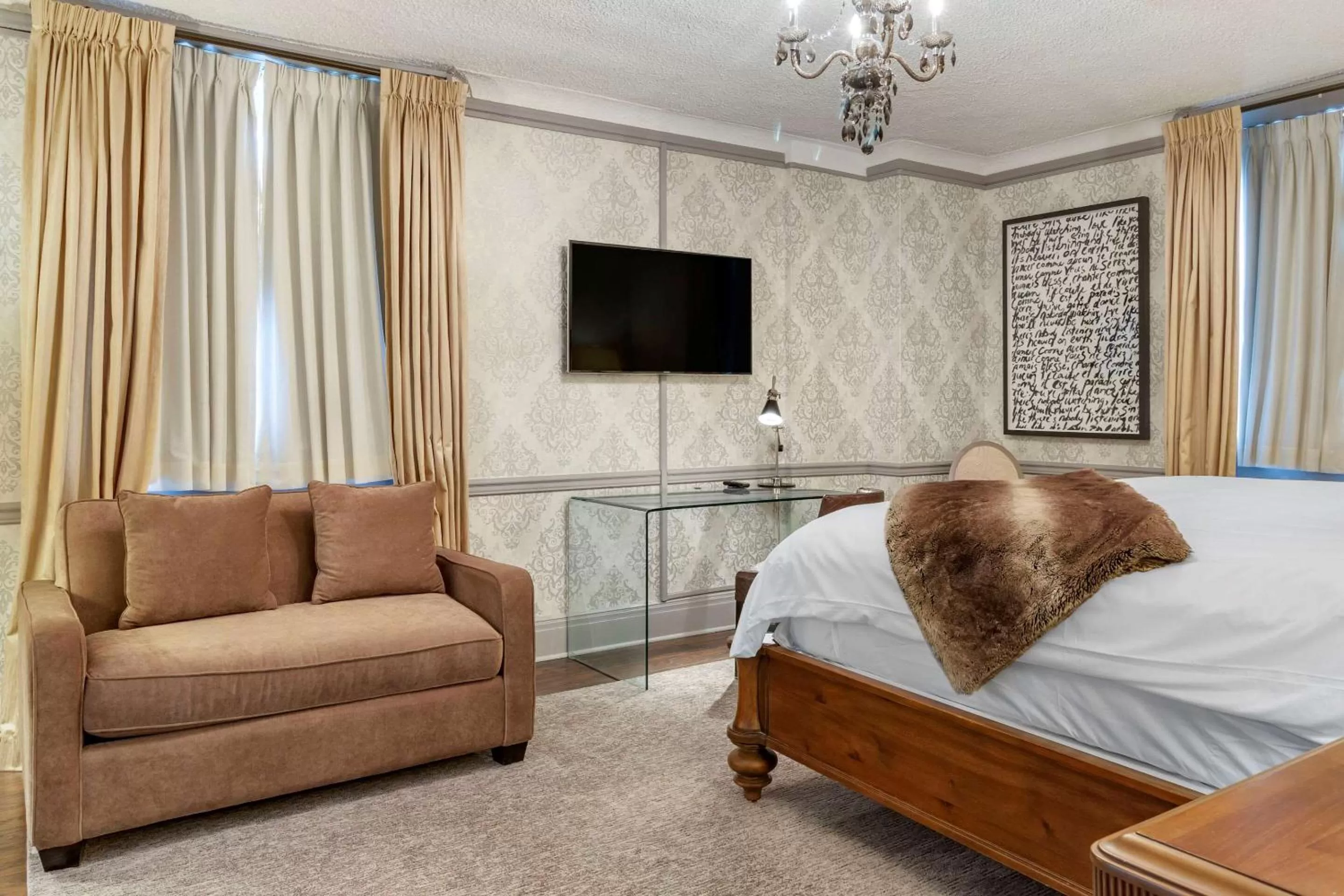 Photo of the whole room, Bed in The Fort Garry Hotel, Spa and Conference Centre, an Ascend Collection Hotel