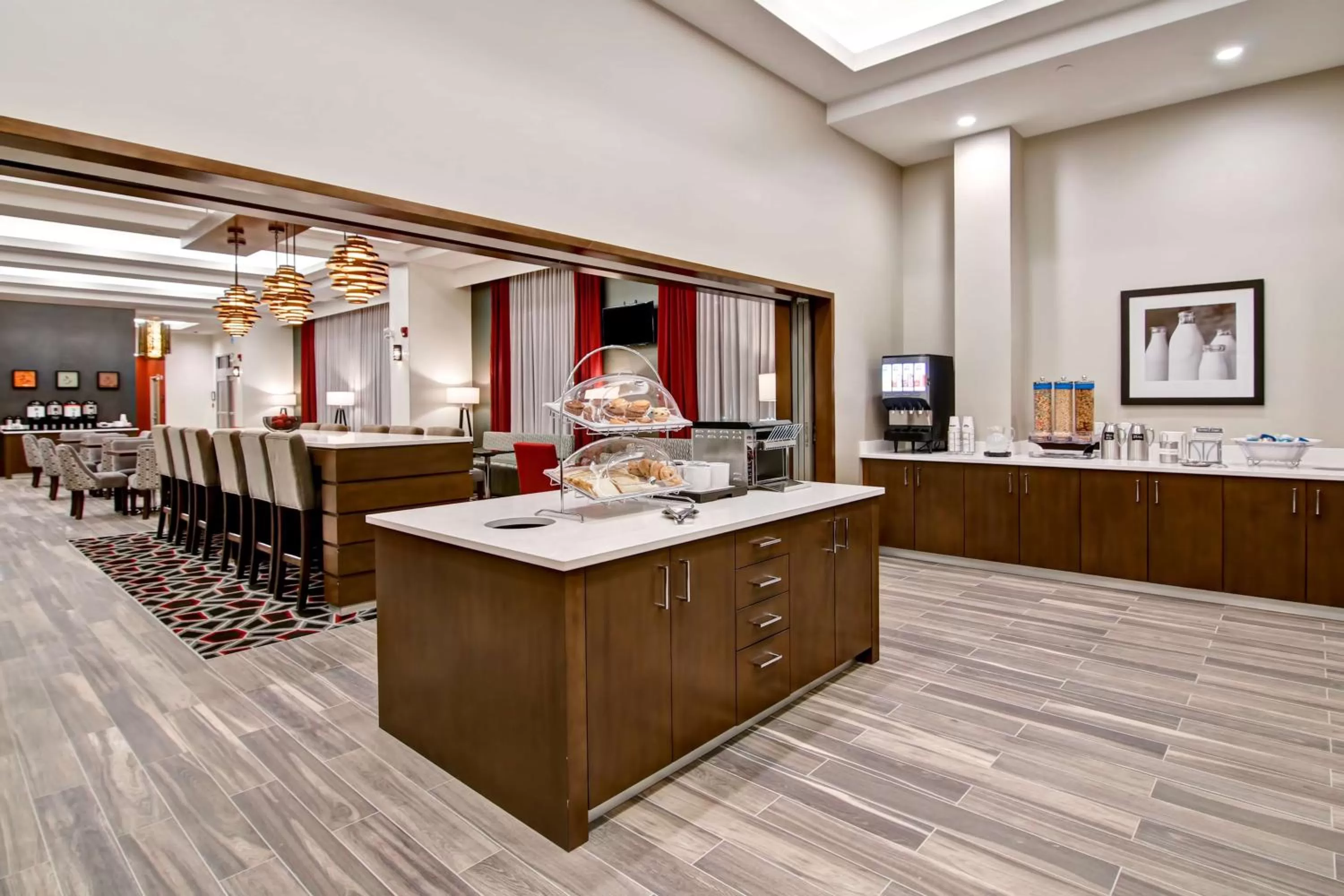 Food and drinks in Hampton Inn & Suites by Hilton Grande Prairie