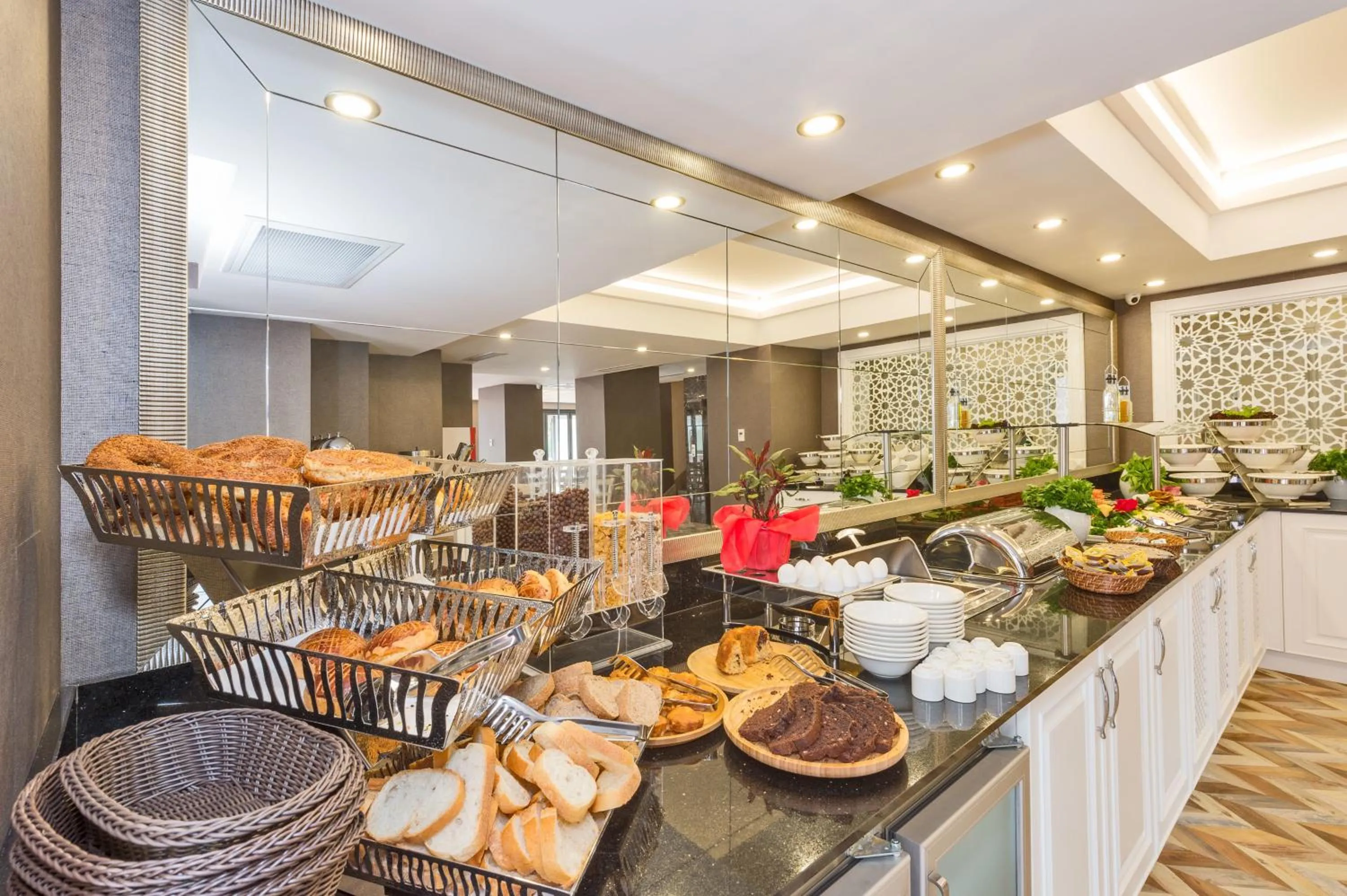 Restaurant/places to eat in Hanna Hotel