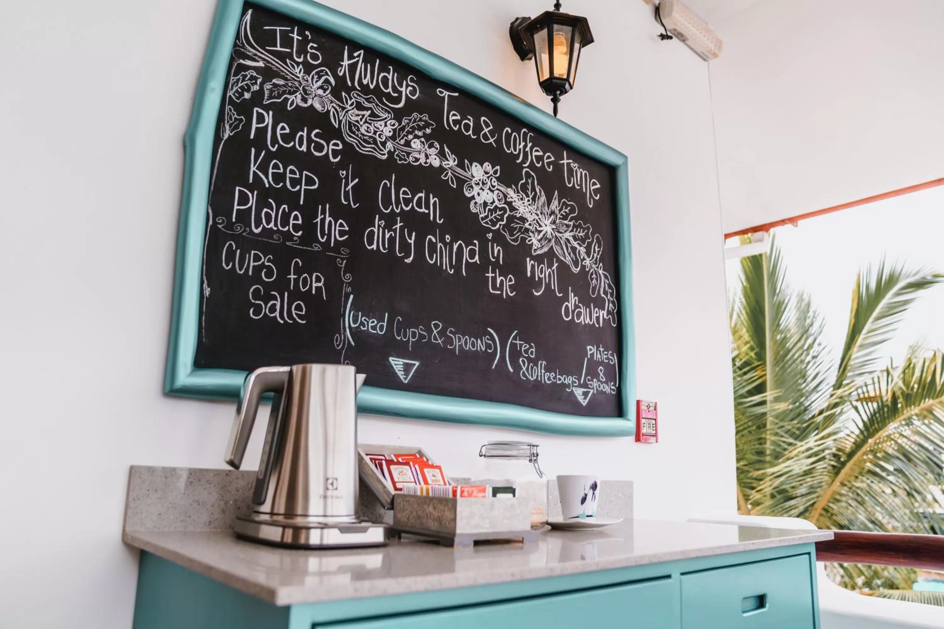 Food and drinks, TV/Entertainment Center in Hotel Galapagos Suites B&B