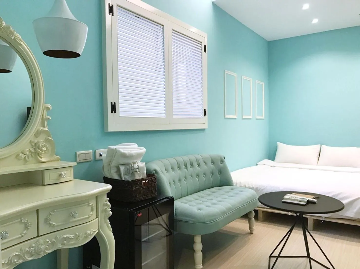 Photo of the whole room in Urban