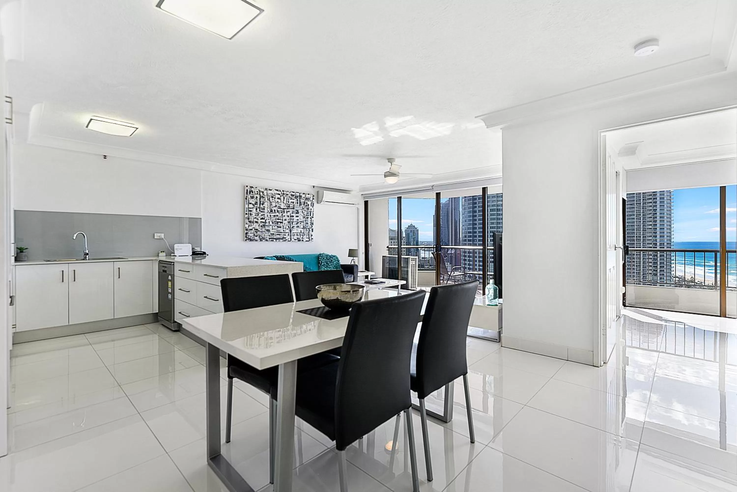 Kitchen or kitchenette in Surfers Century Oceanside Apartments