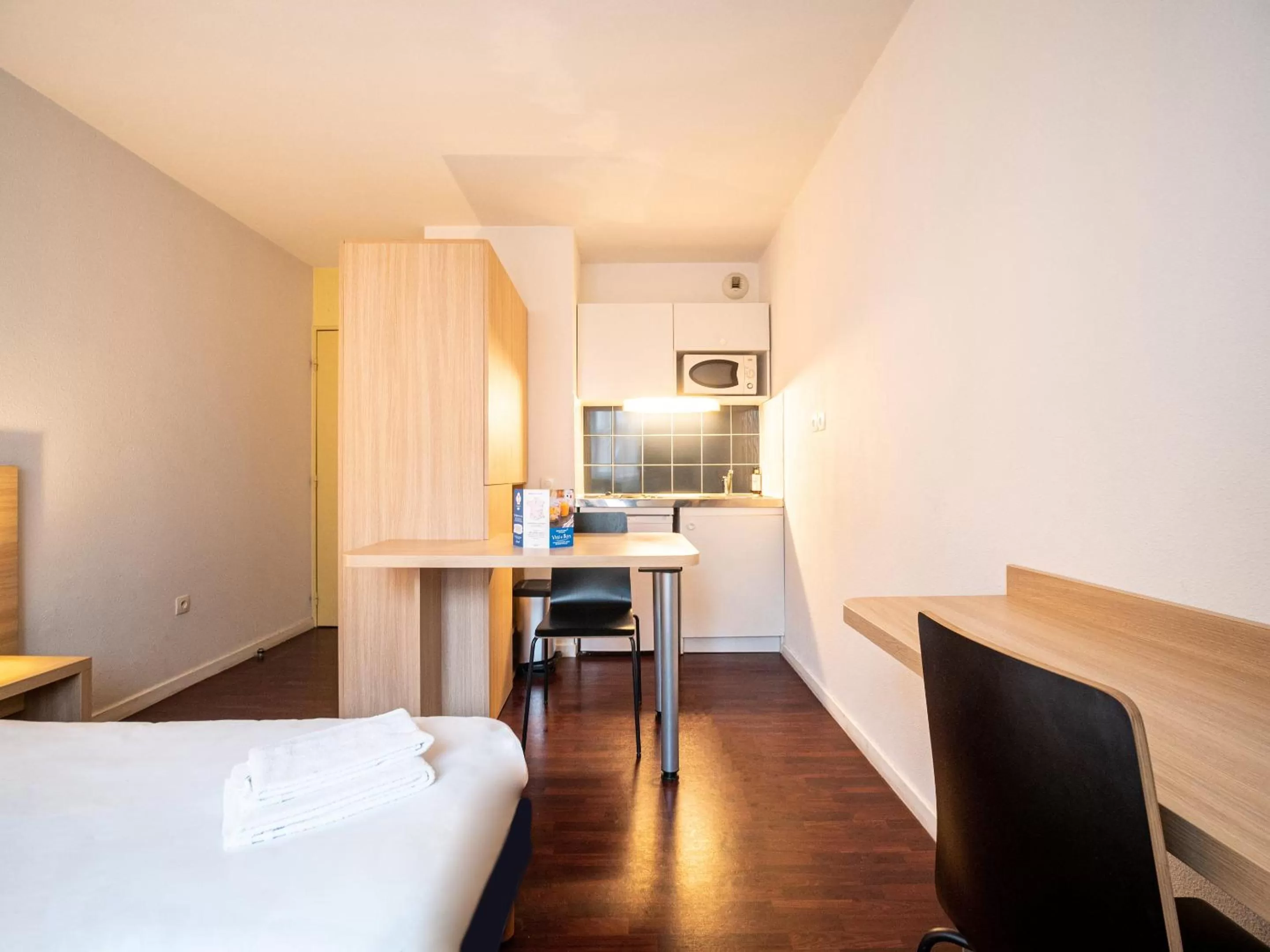 Photo of the whole room, Bed in Residhotel St Etienne Centre