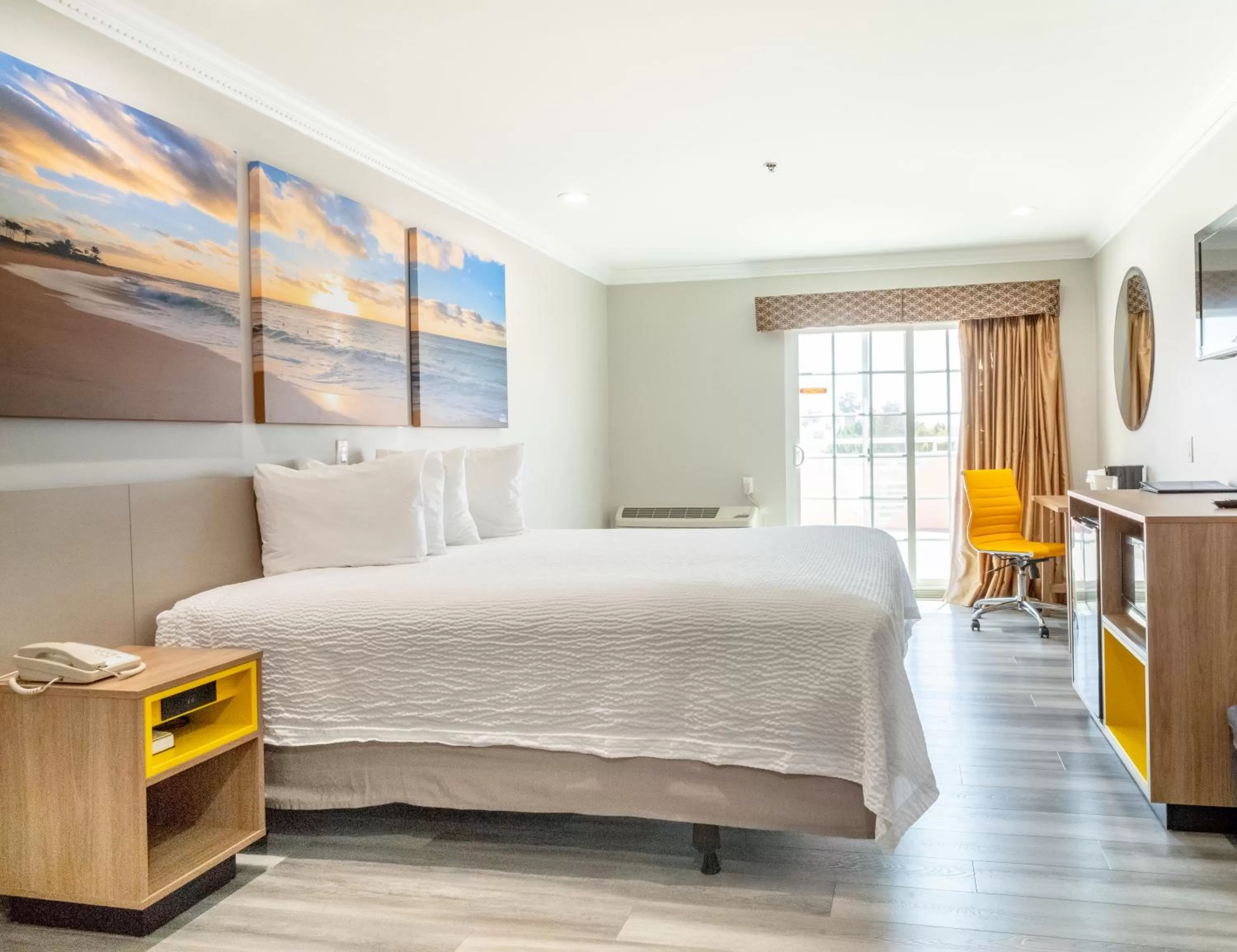 Photo of the whole room, Bed in Days Inn by Wyndham Santa Monica