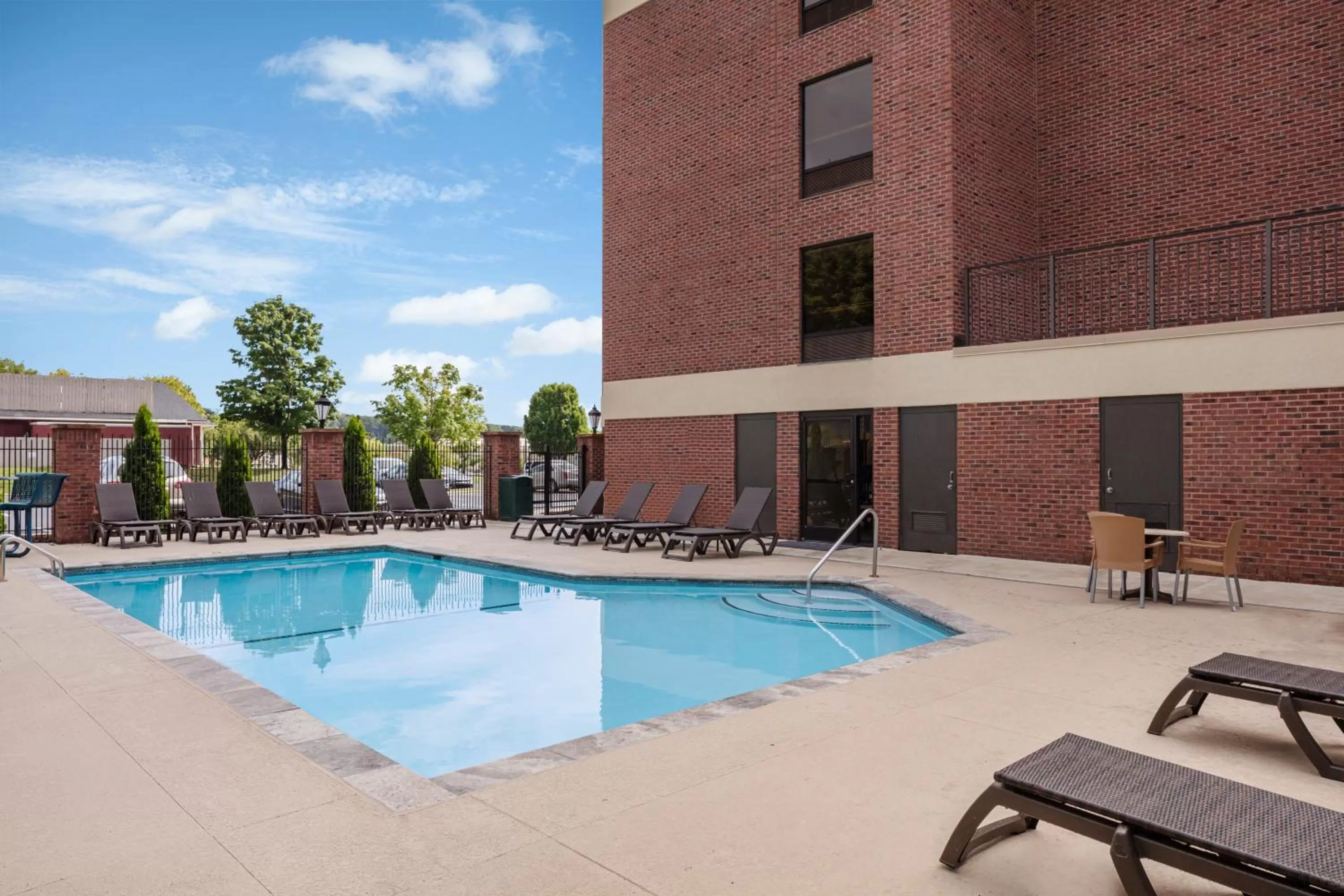 Swimming pool in Comfort Suites Outlet Center