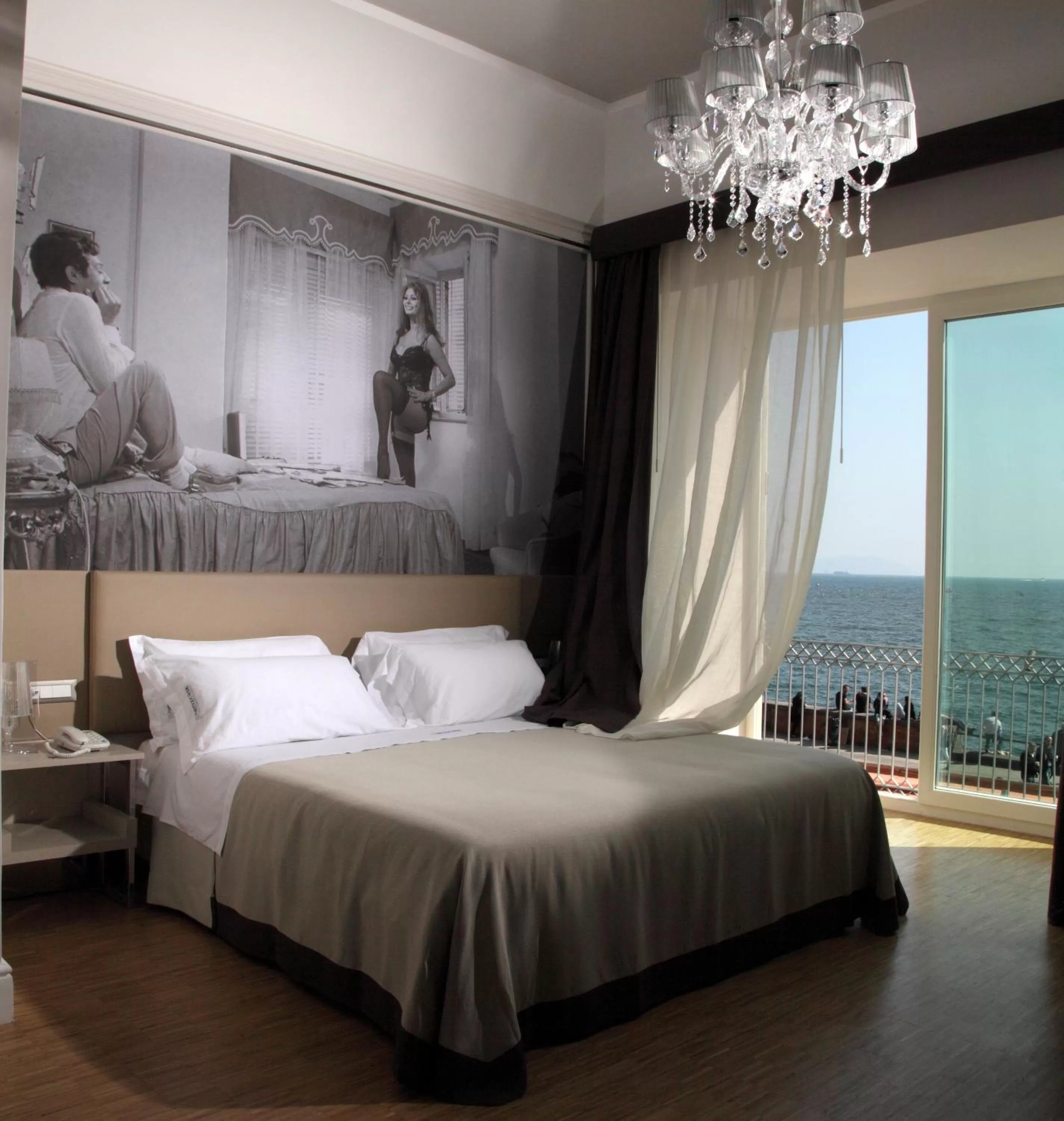 Photo of the whole room, Bed in Partenope Relais