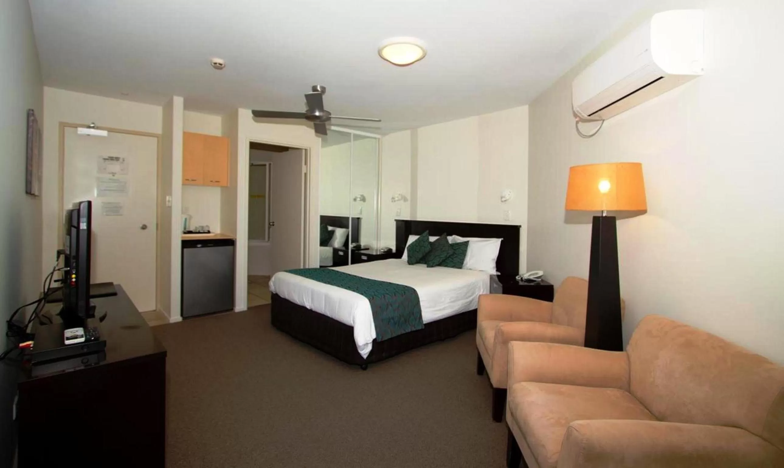 Photo of the whole room, Bed in The Beach Retreat Coolum