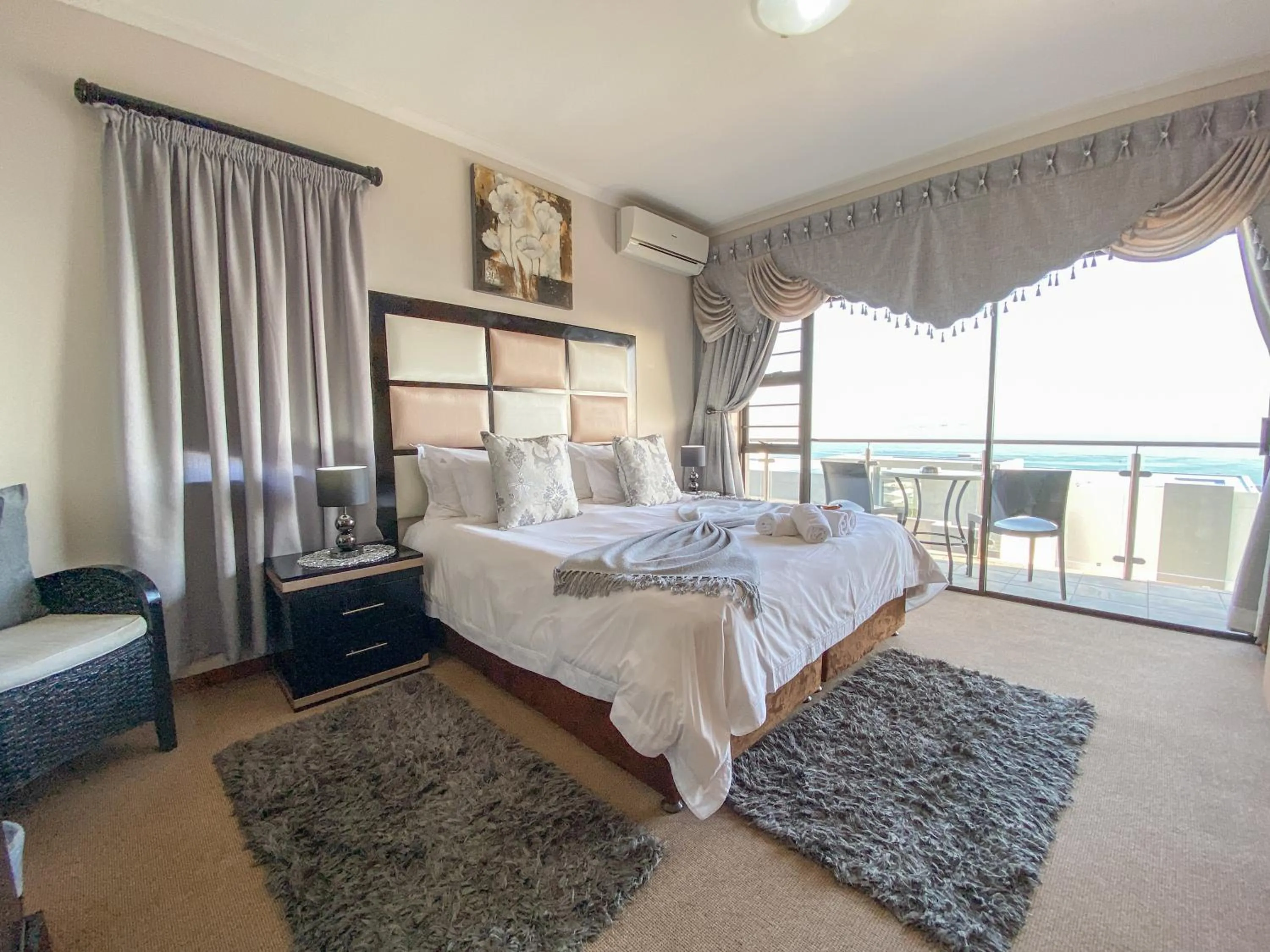 Photo of the whole room, Bed in Bar-t-nique Guest House