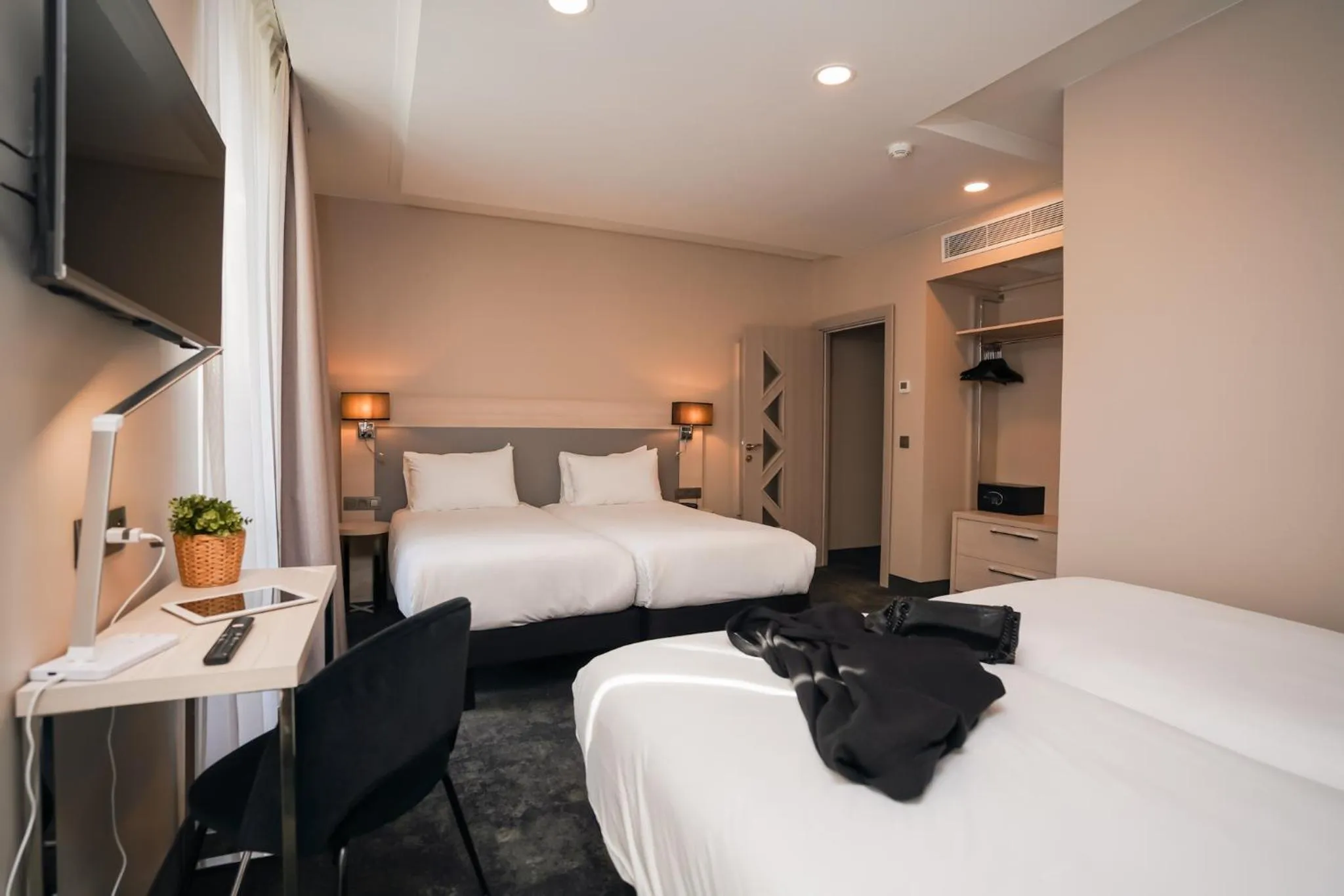 Bed in Hôtel Univers