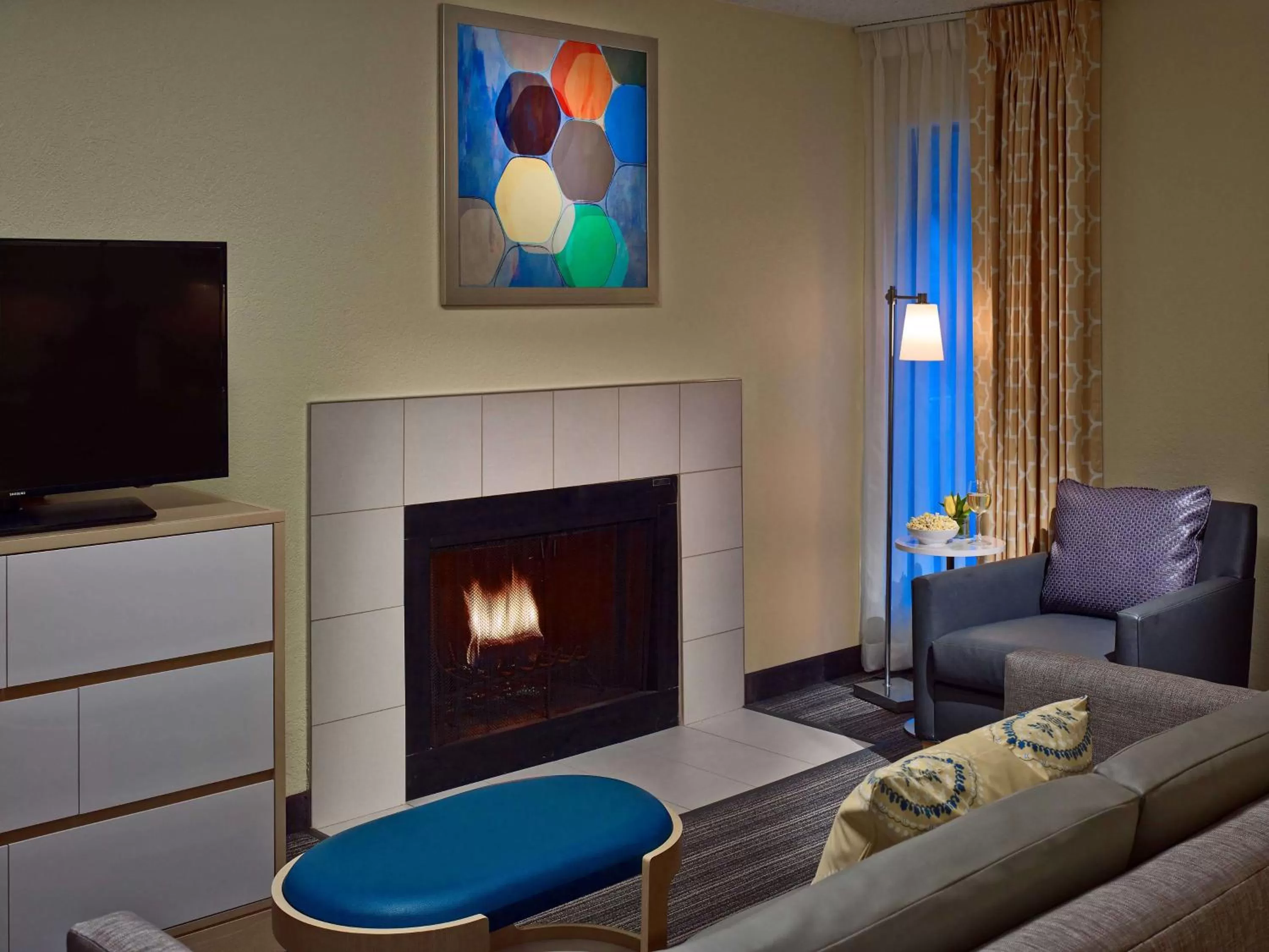 Photo of the whole room, TV/Entertainment Center in Sonesta ES Suites Minneapolis-St. Paul Airport