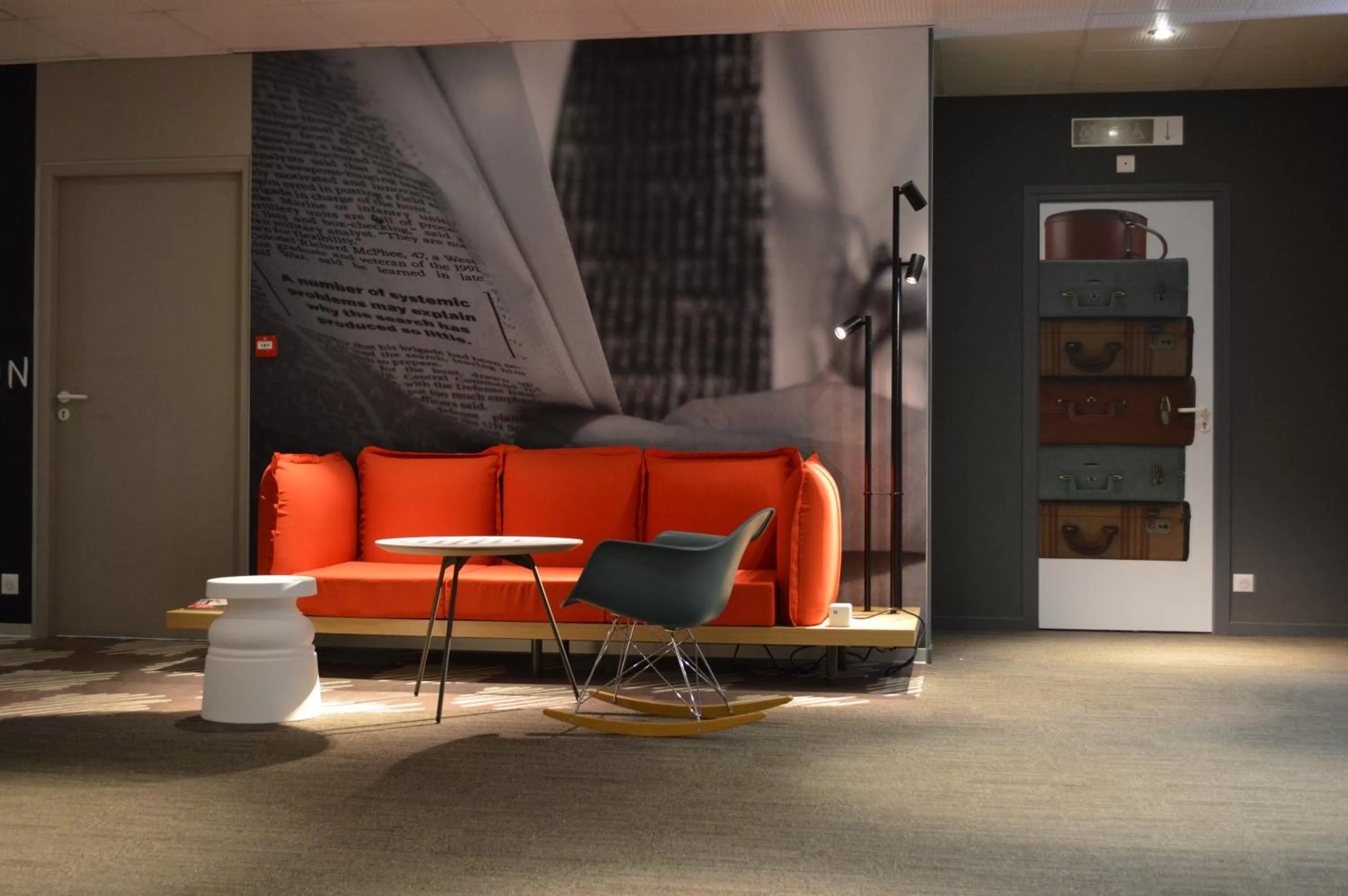 Lobby or reception in ibis Honfleur
