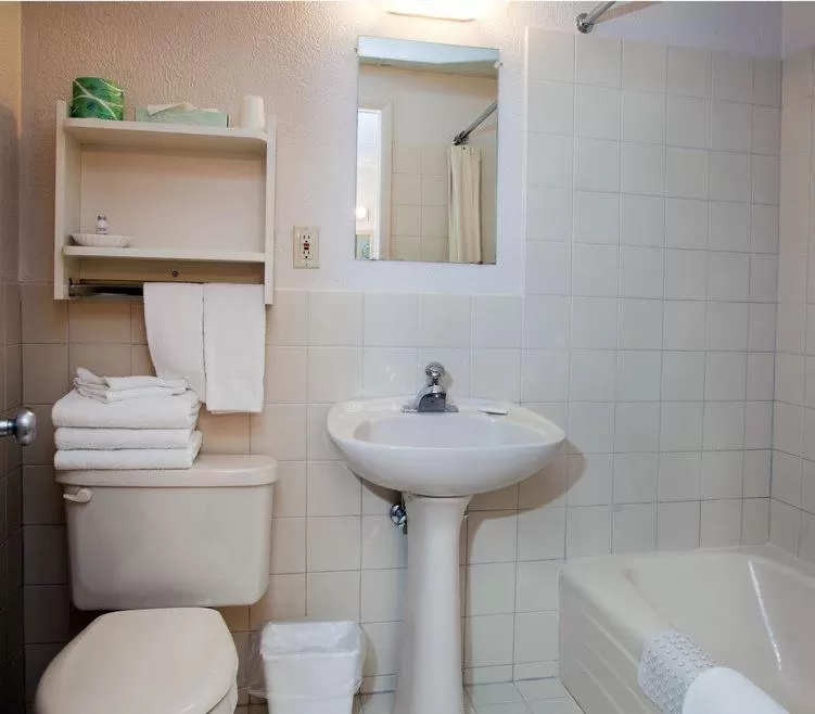 Bathroom in Heart of Wildwood Motel
