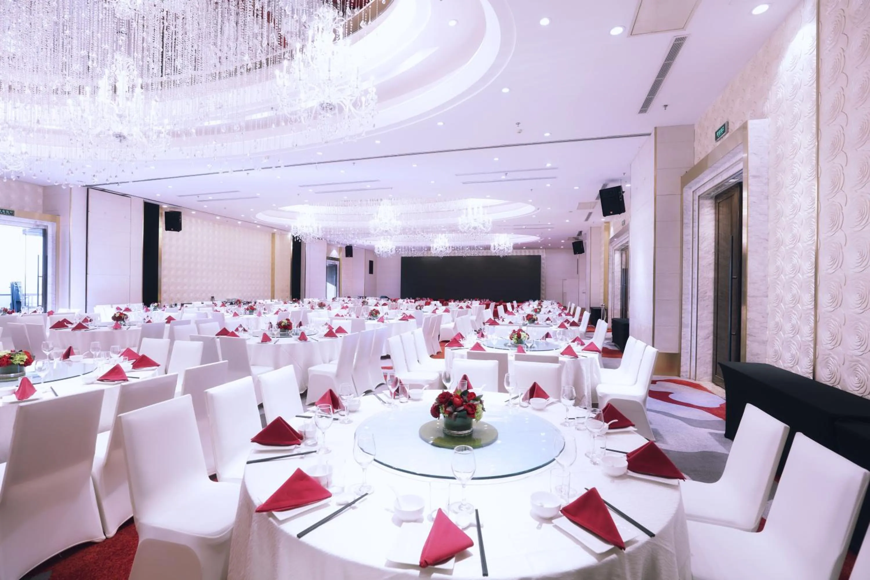 Meeting/conference room in Holiday Inn Shanghai Hongqiao West by IHG