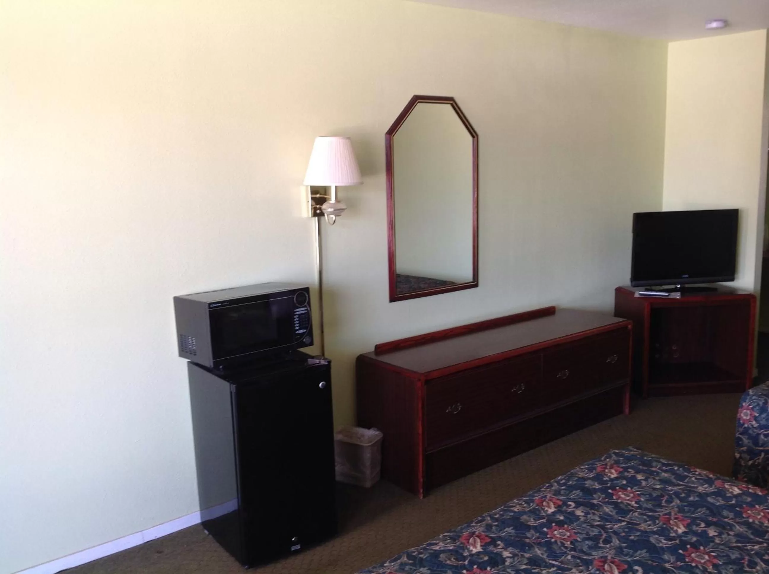 TV/Entertainment Center in Executive Inn Tulia