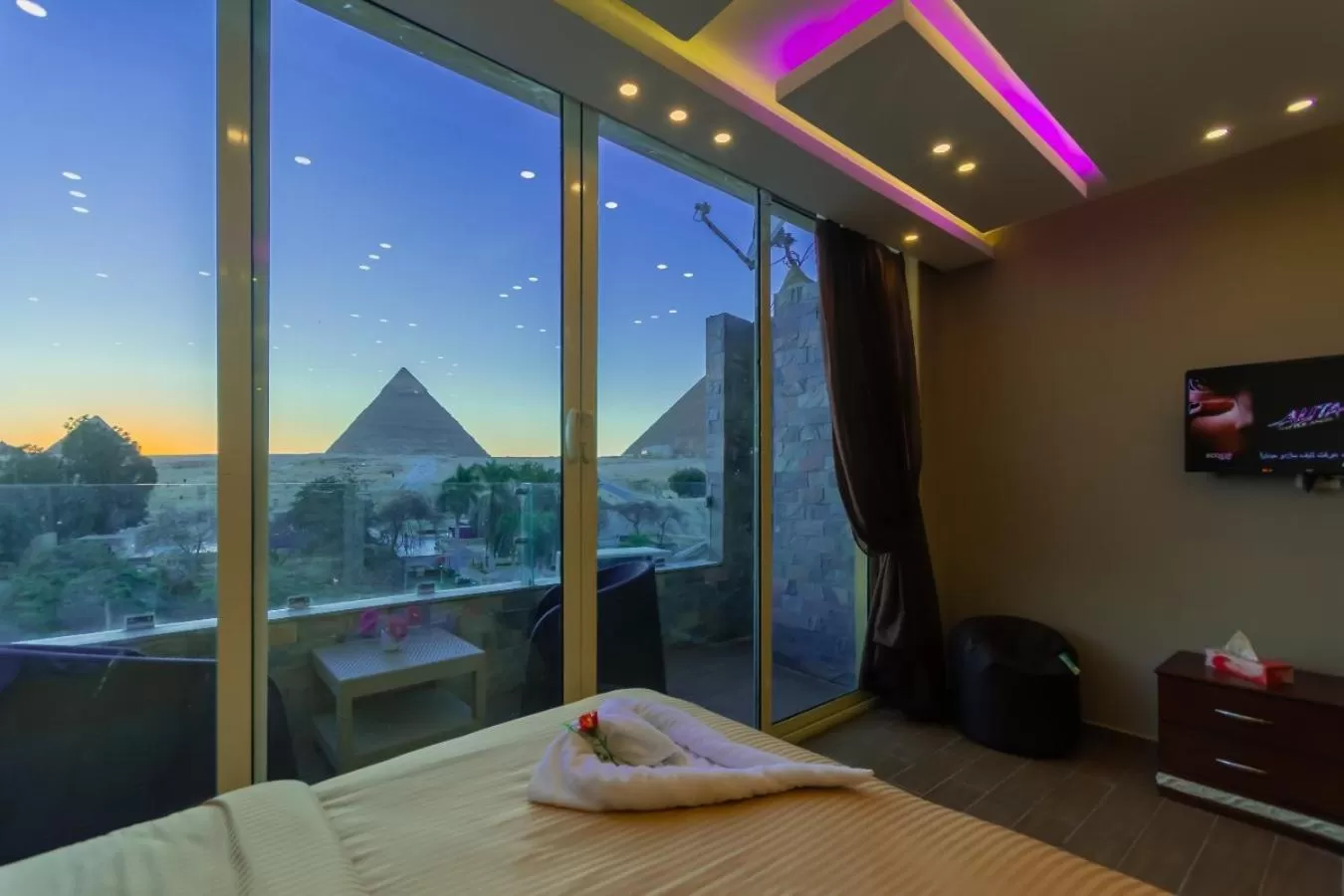 Balcony/Terrace, Bed in PANORAMA view pyramids