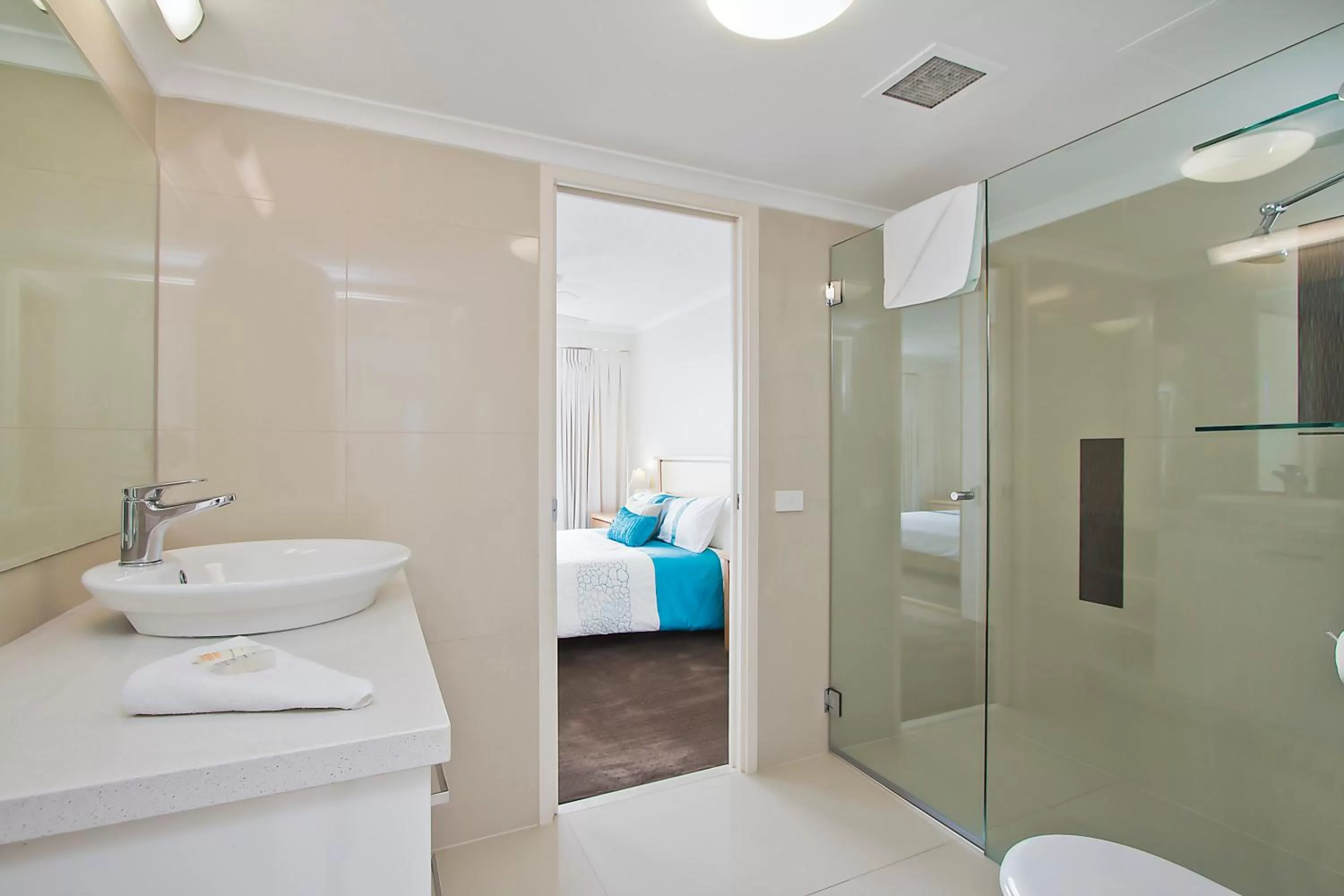 Bathroom in South Pacific Plaza - Official