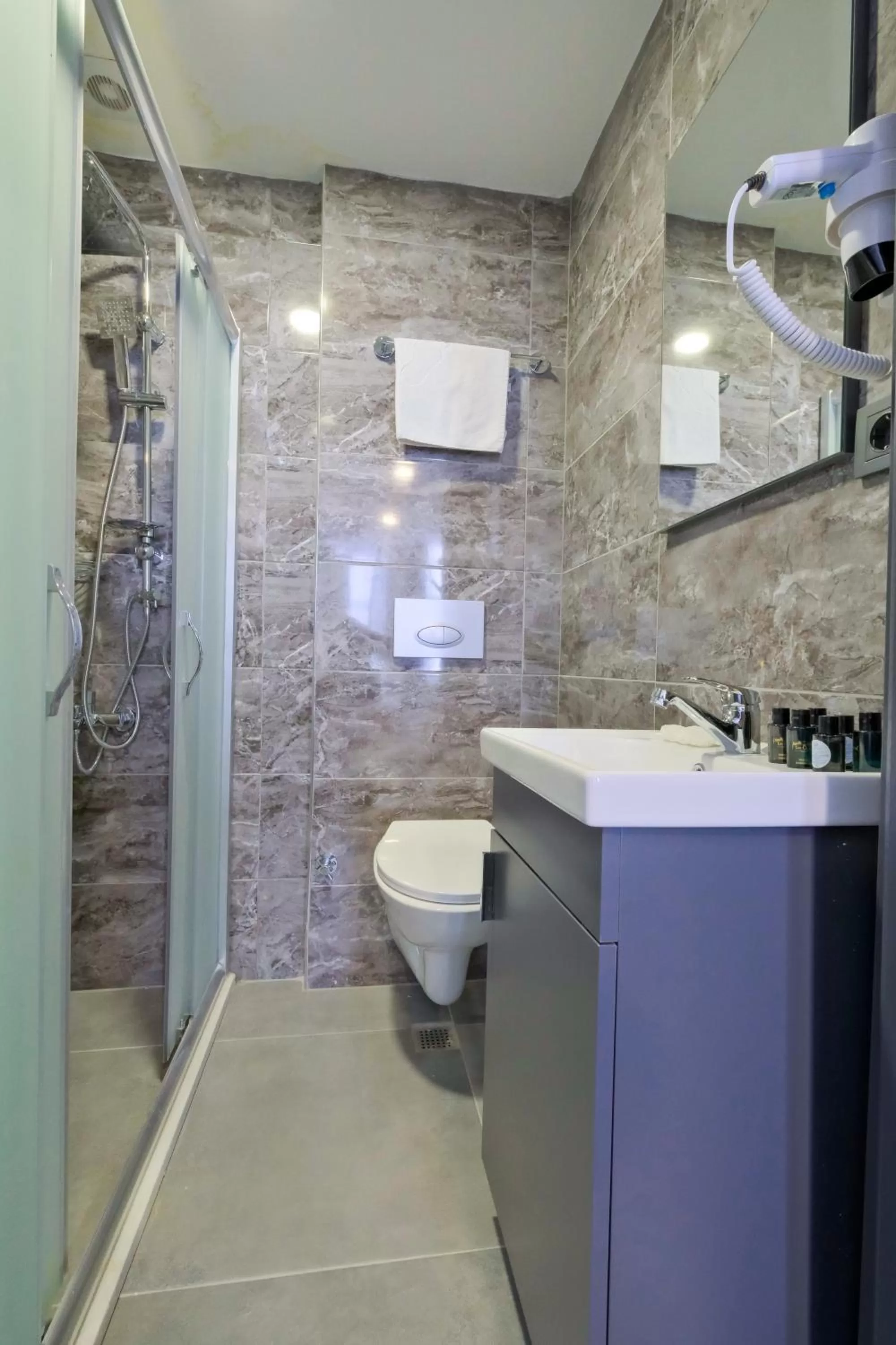 Shower in The Queen Hotel