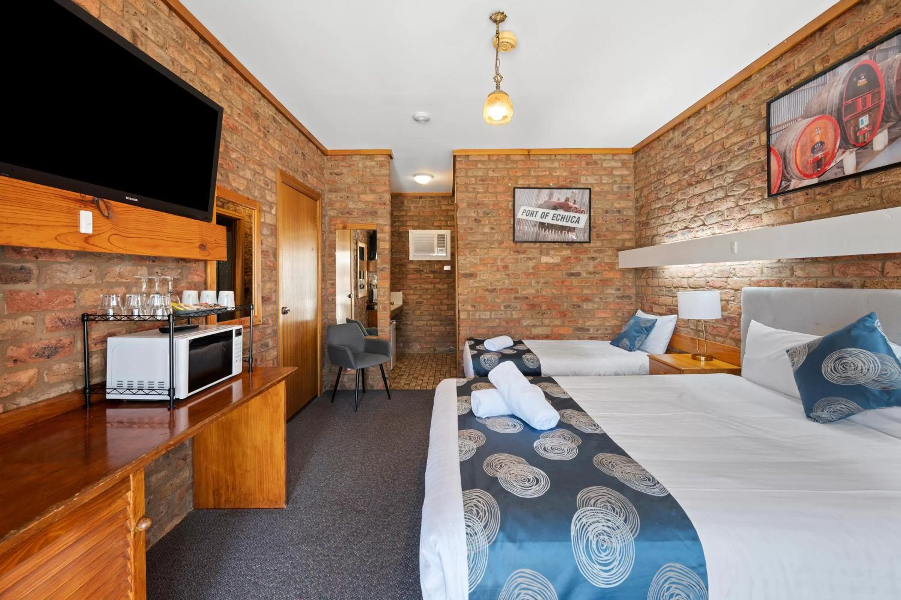 Photo of the whole room, Bed in The Settlement Historic Hotel