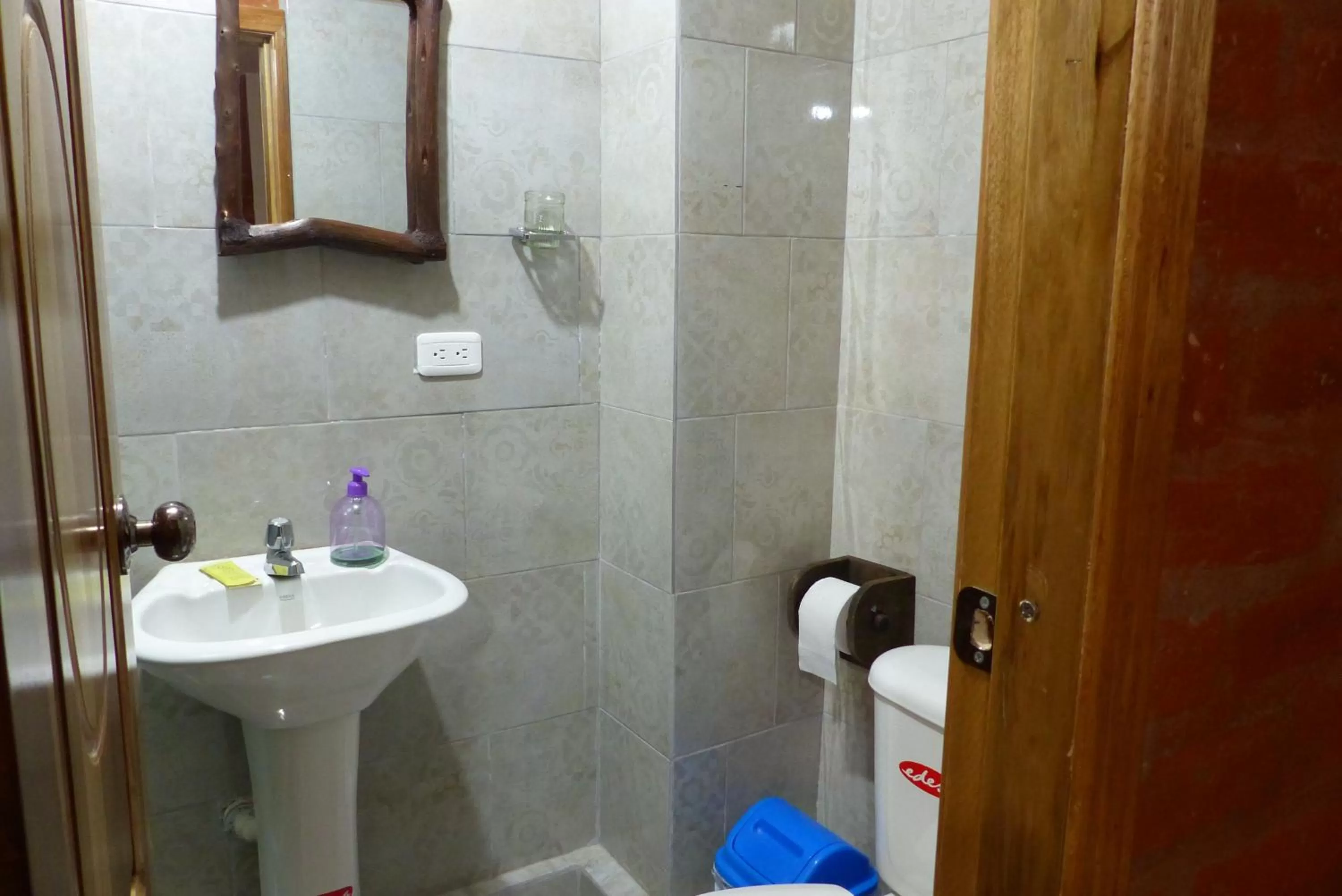Toilet, Bathroom in Hostal La Casa Amarilla City