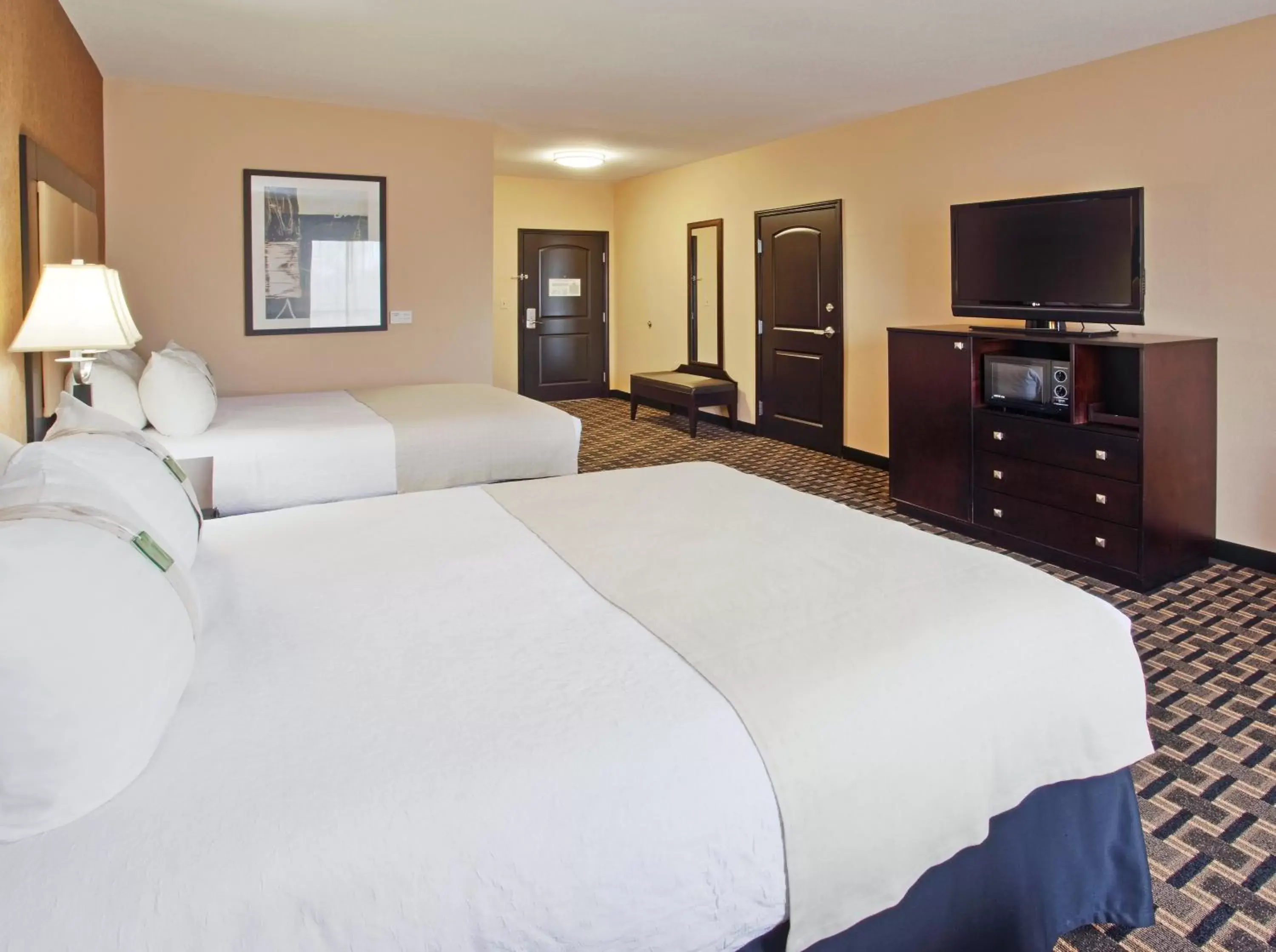 Standard Queen Room with Two Queen Beds in Holiday Inn Arlington Northeast by IHG Standard Queen Room with Two Queen Beds in Holiday Inn Arlington Northeast by IHG