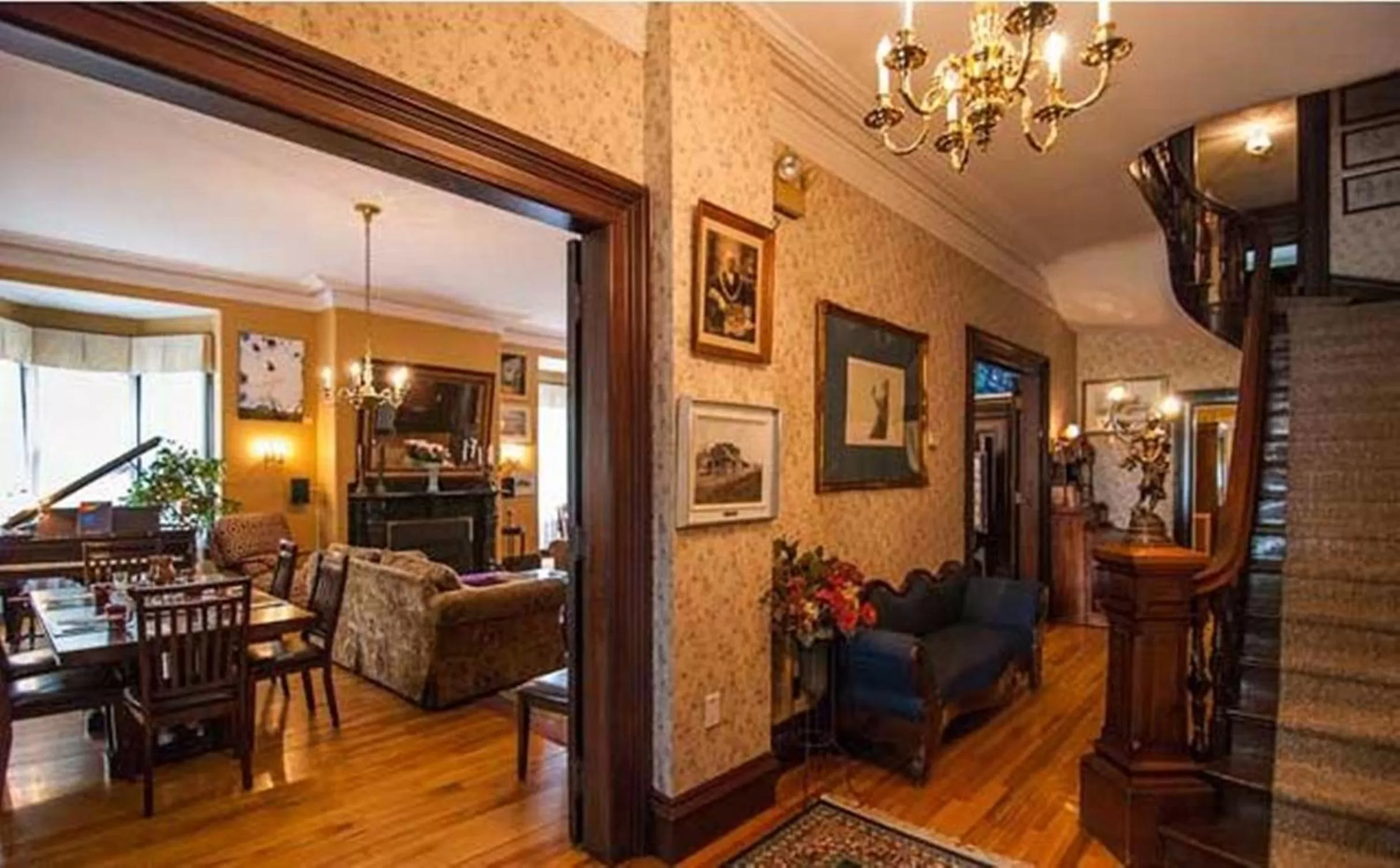 Decorative detail in Carriage House Inn