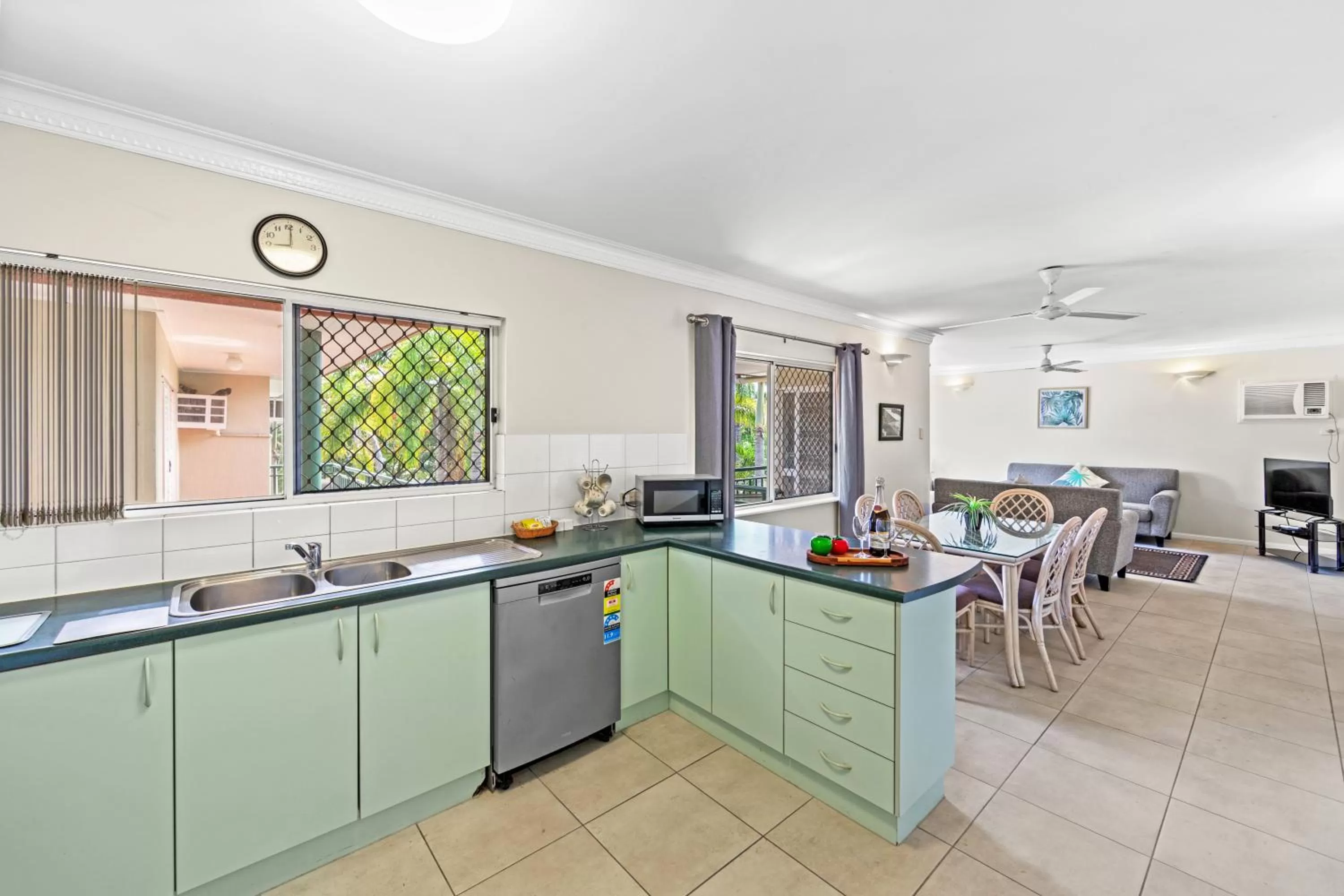 Kitchen or kitchenette in Koala Court Holiday Apartments