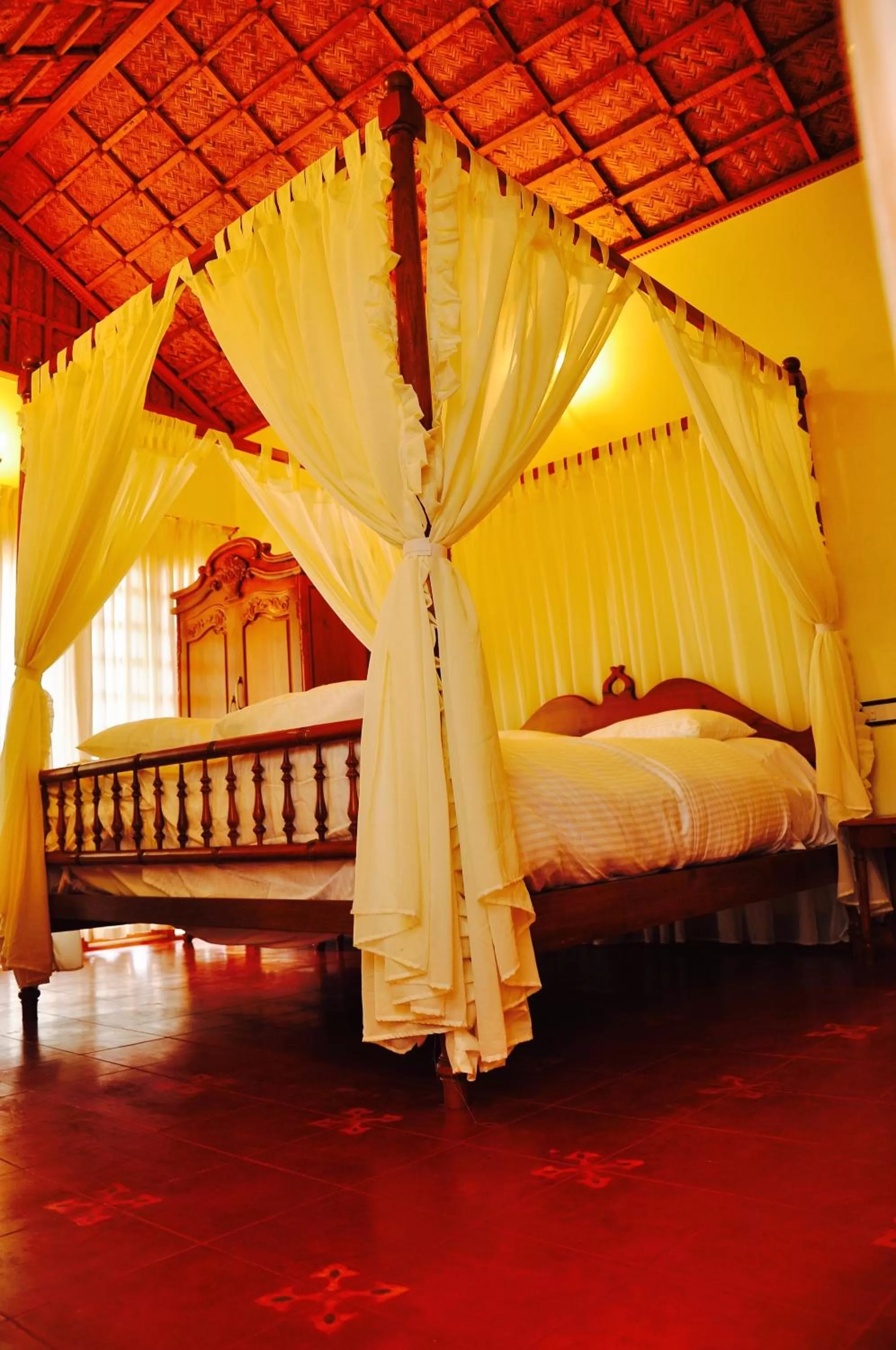 Photo of the whole room, Bed in Hanging Huts Resorts