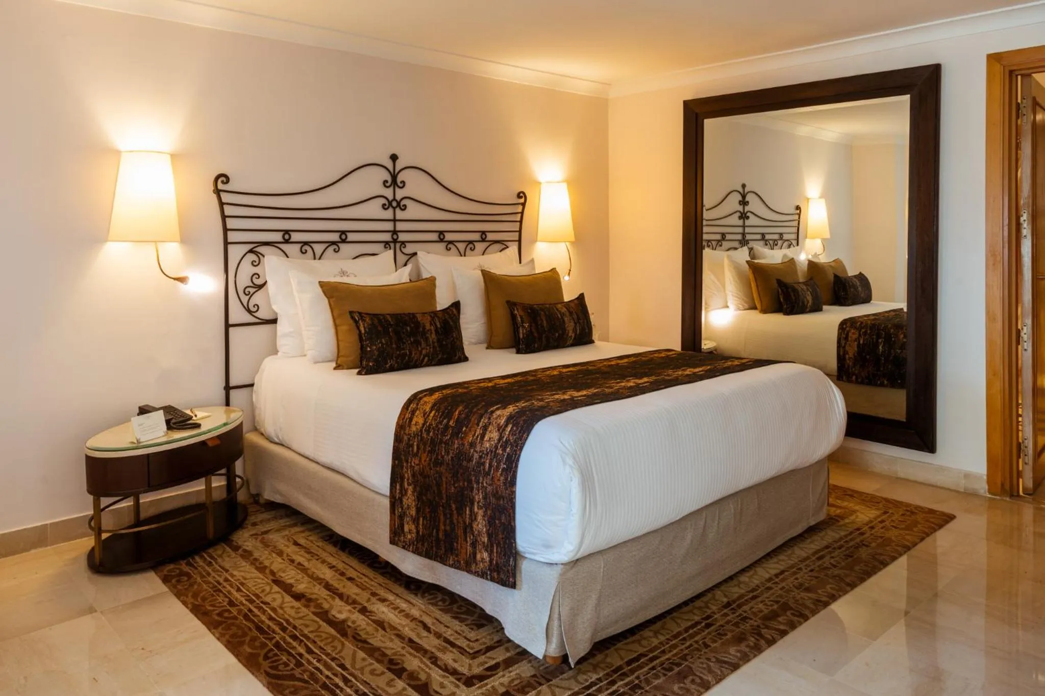 Property building, Bed in The Residence Tunis