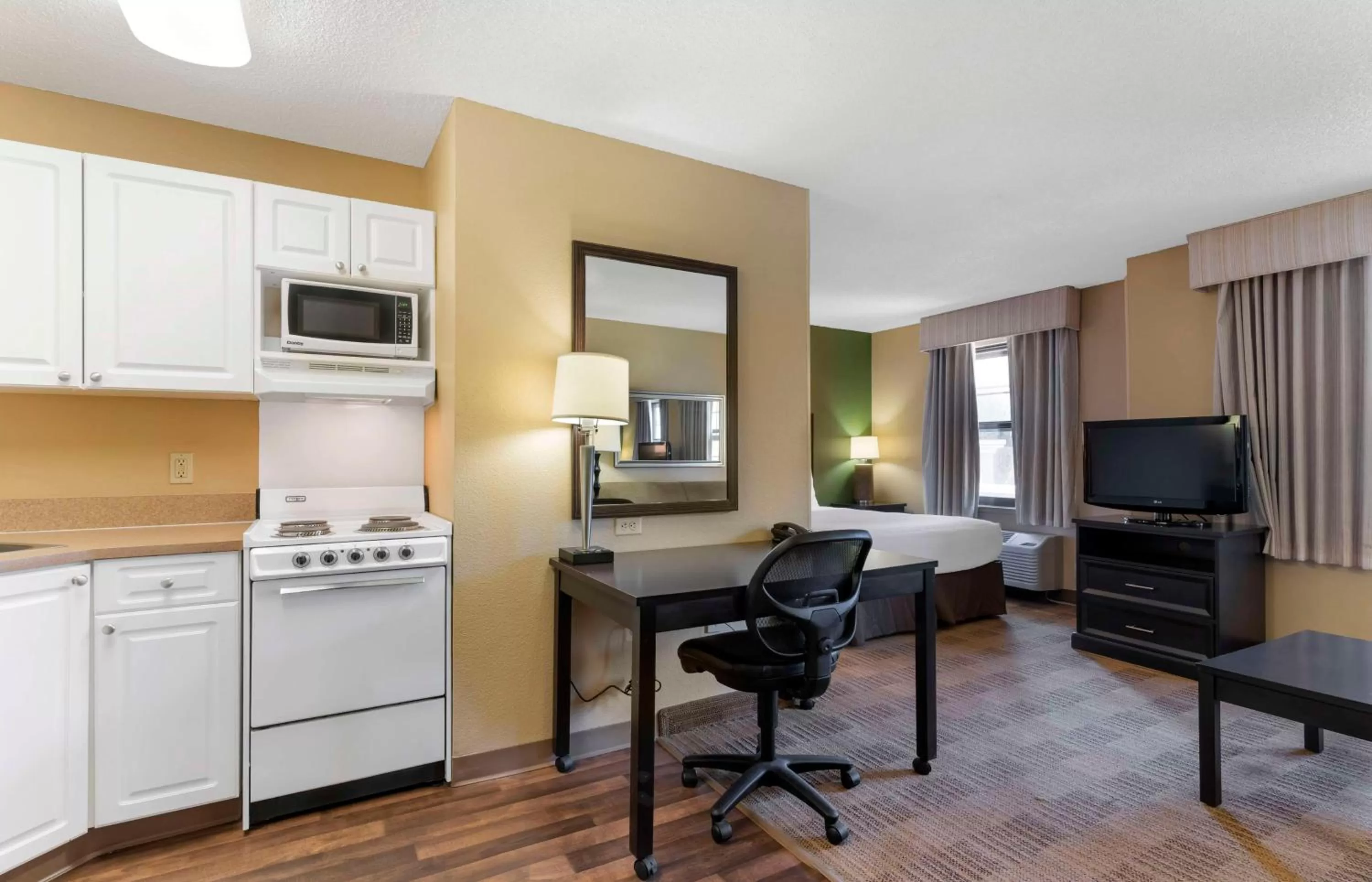 Bedroom in Extended Stay America Suites - Oakland - Alameda Airport