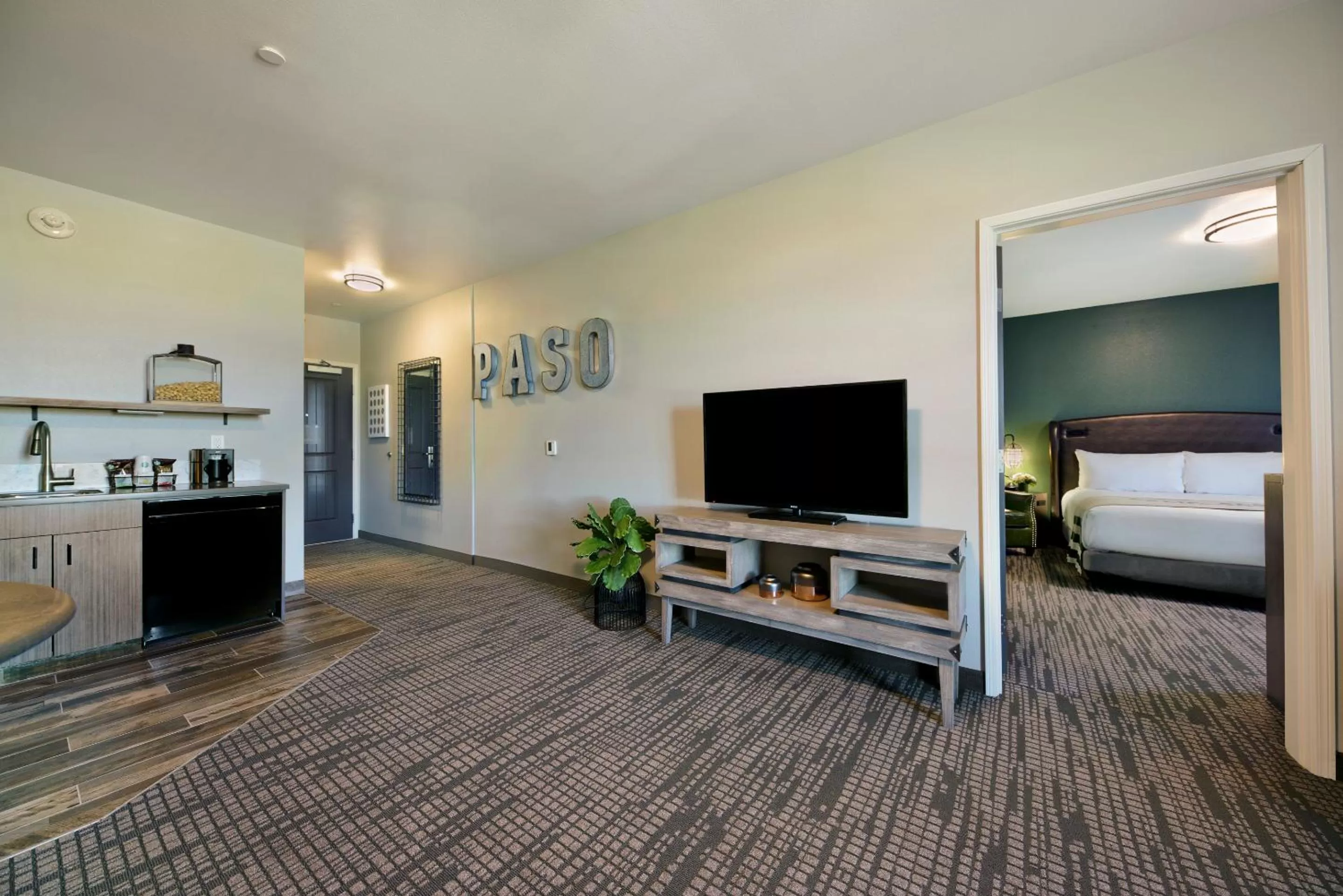 TV and multimedia, Bed in Oxford Suites Paso Robles
