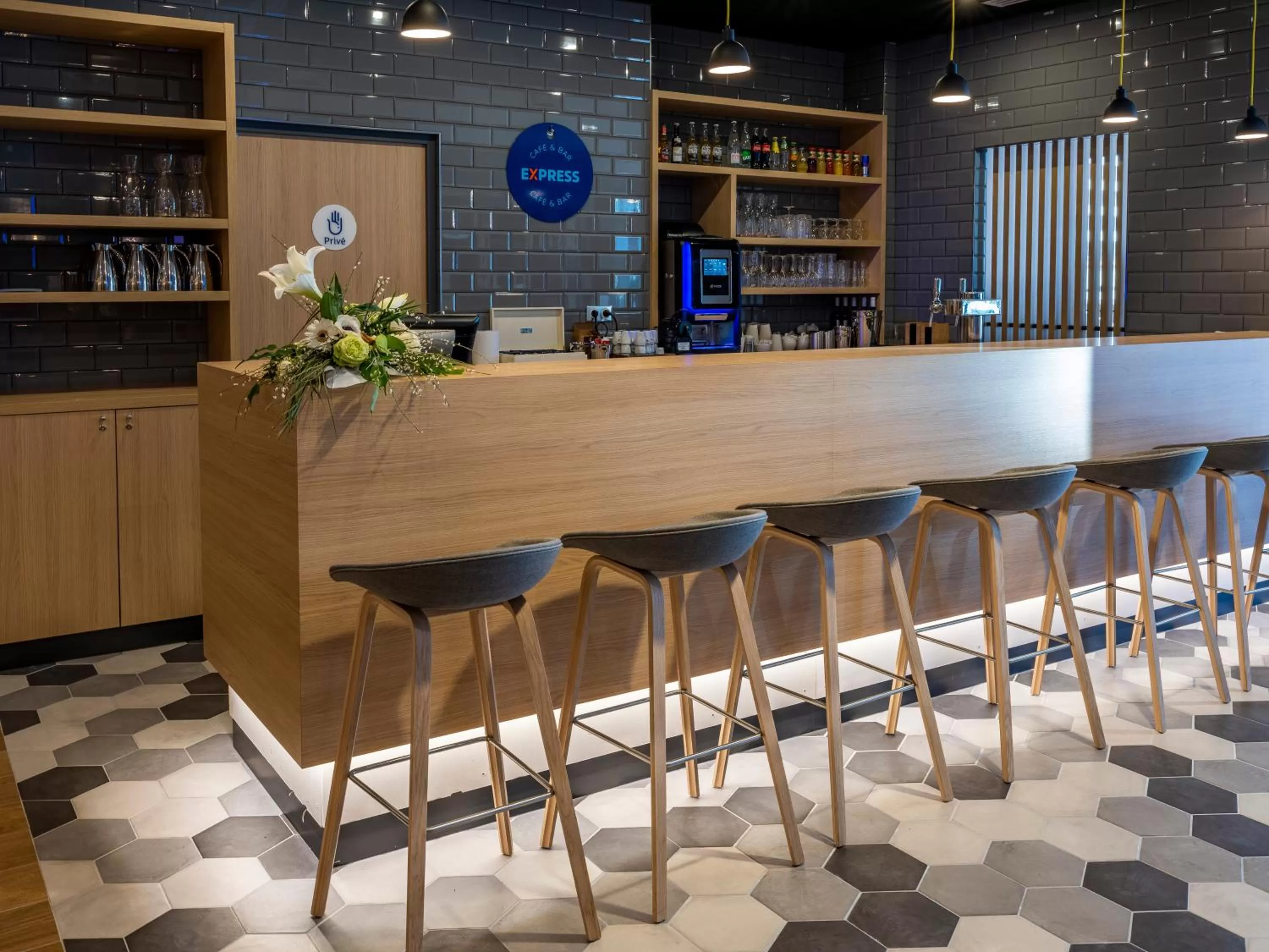 Lounge or bar in Holiday Inn Express - Nice - Grand Arenas by IHG