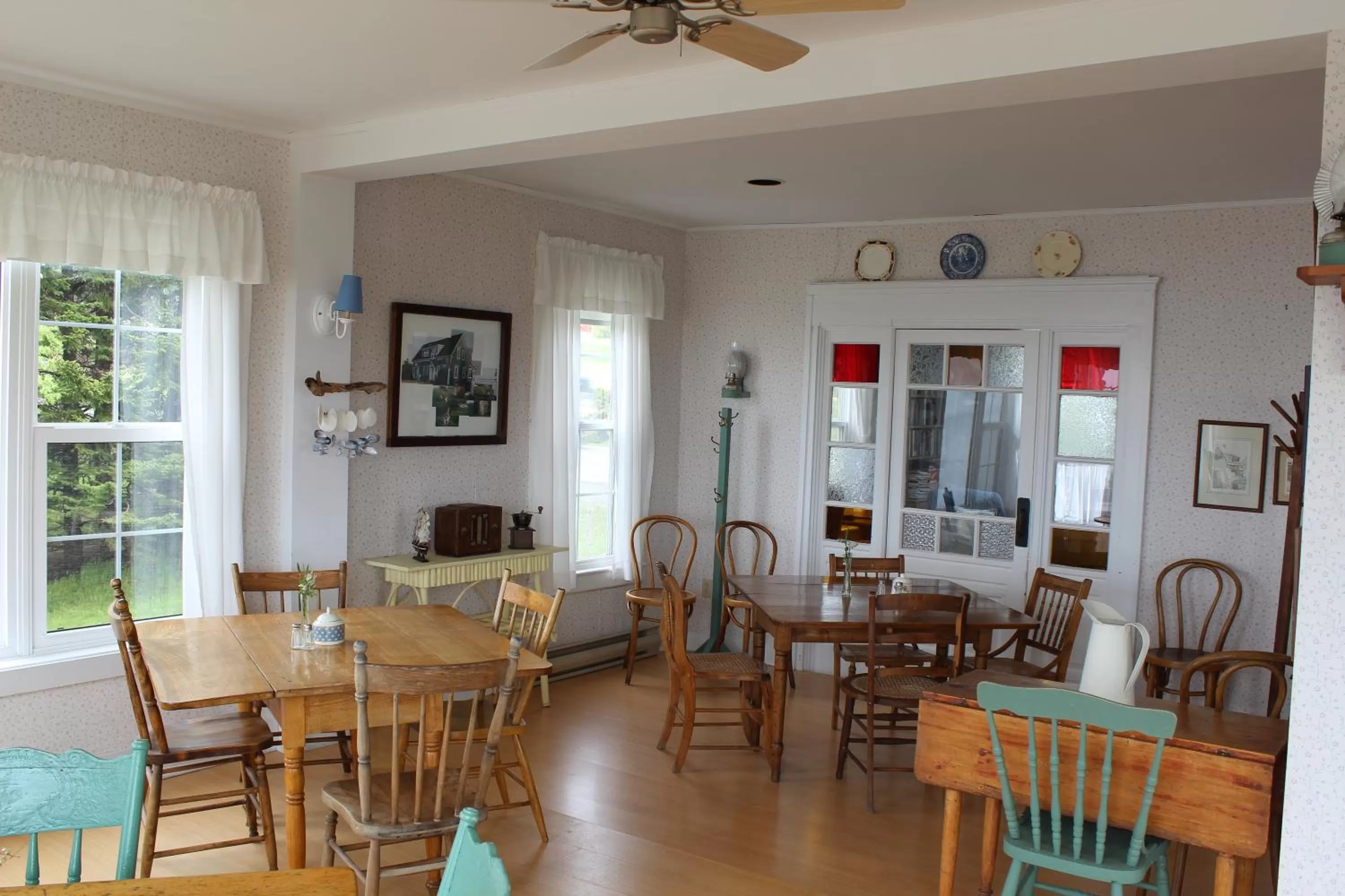 Restaurant/places to eat in Compass Rose Heritage Inn