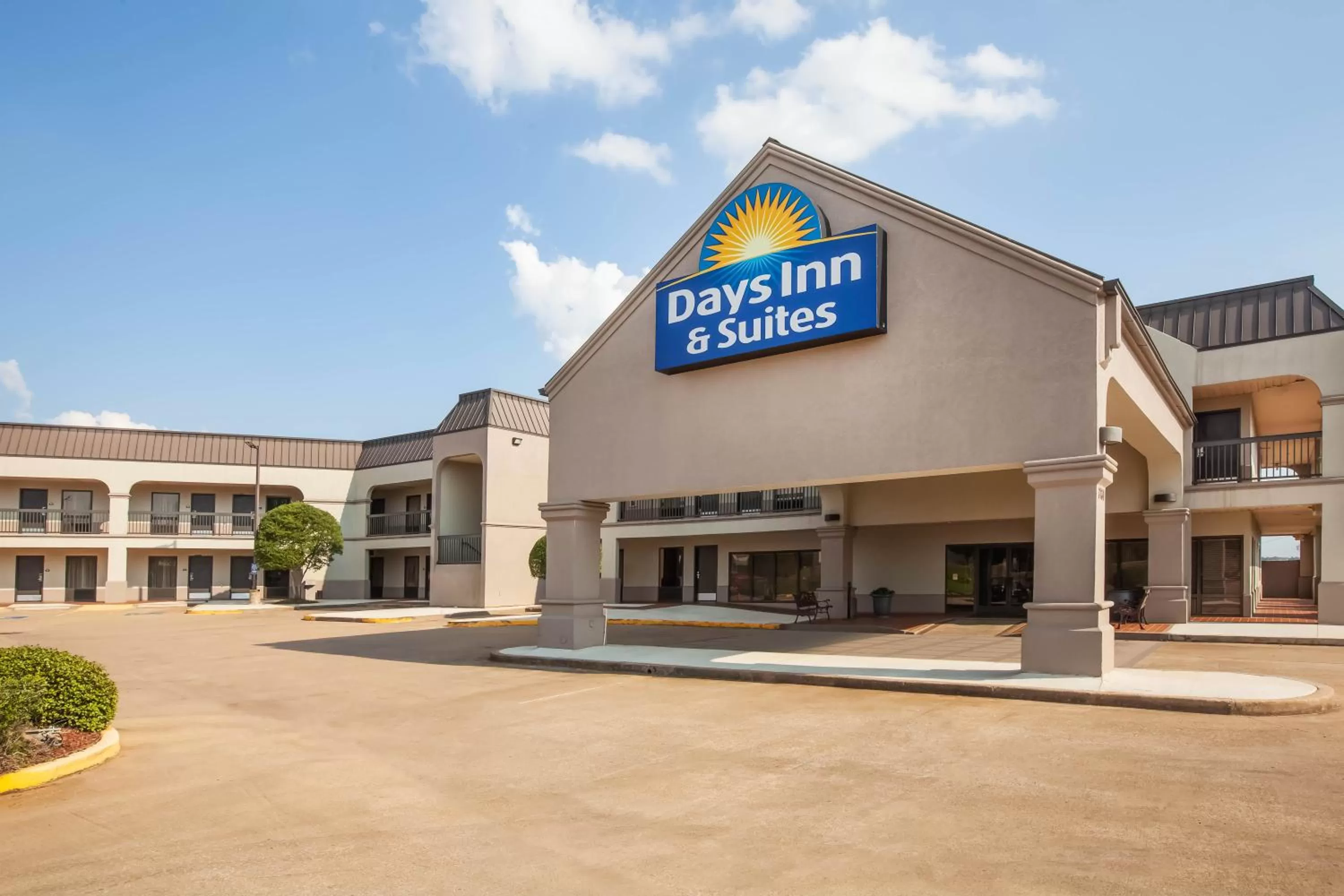 Facade/entrance in Days Inn & Suites by Wyndham Tyler