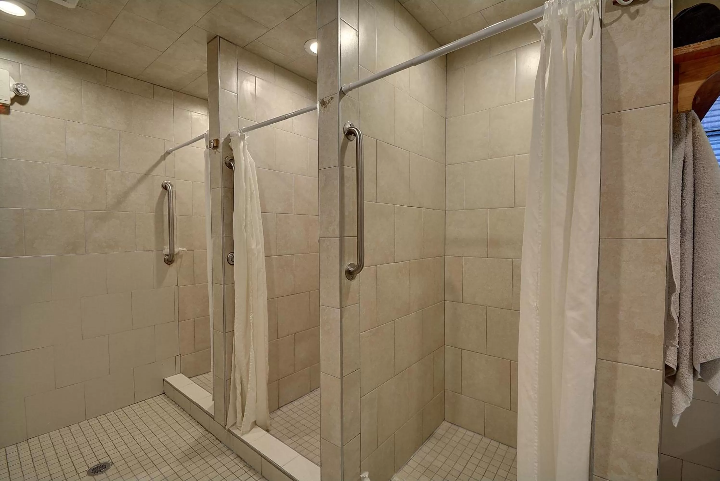 Public Bath in Colonial Motel and Spa