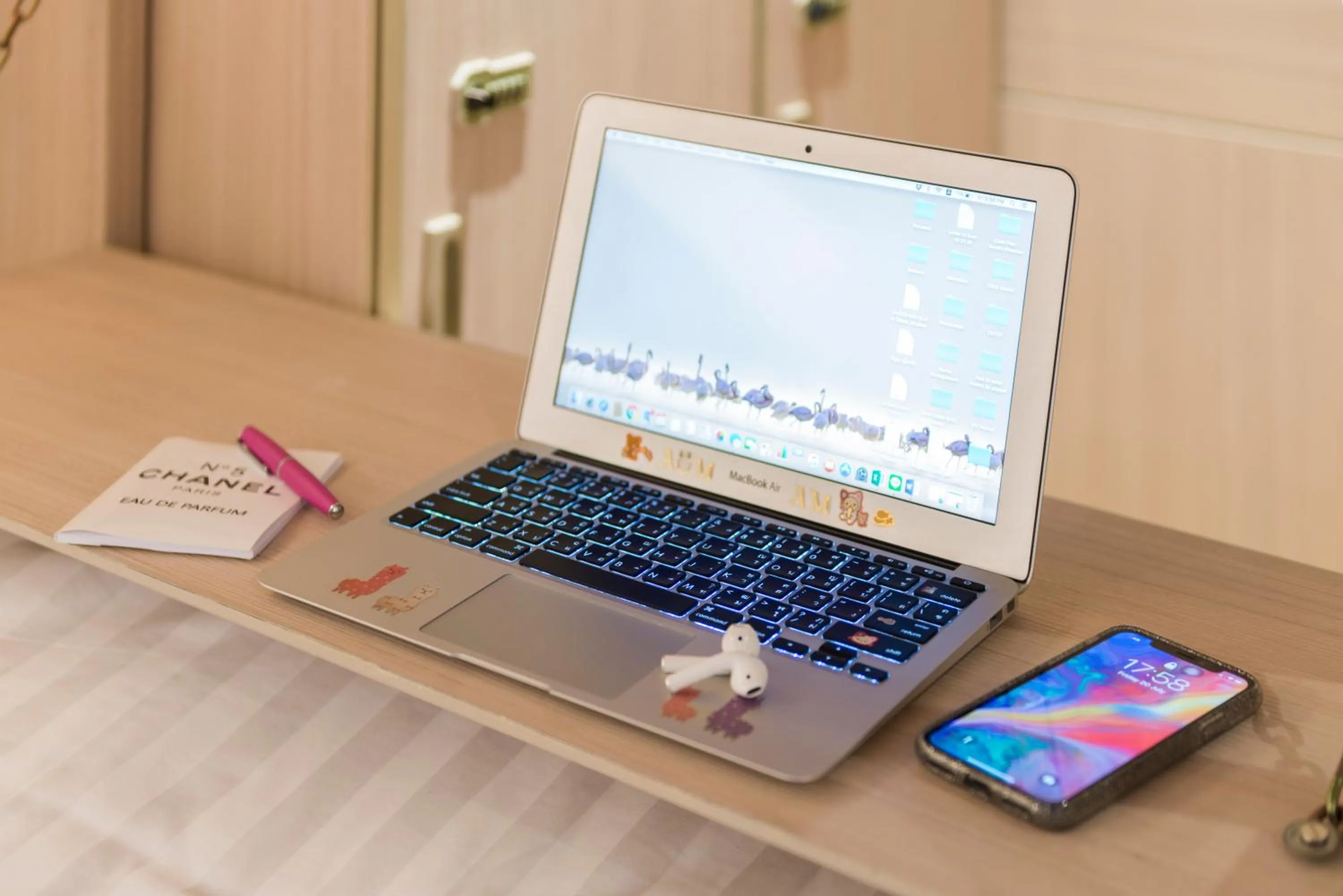 Kinnon Deluxe Hostel Coworking Cafe