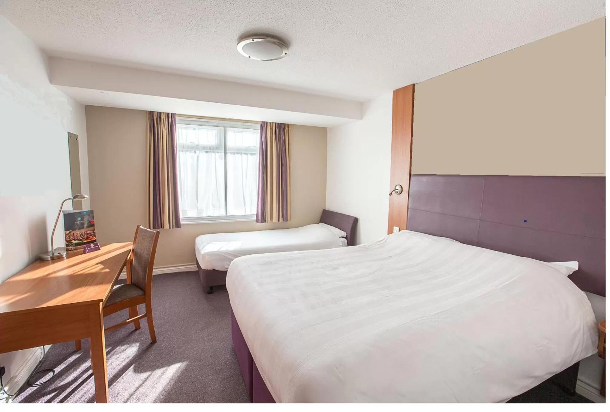 Bed in Redwings Lodge Solihull