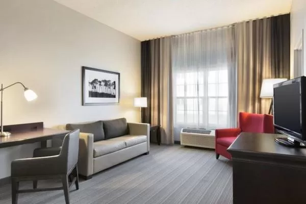 Living room in Country Inn & Suites by Radisson, Kearney, NE