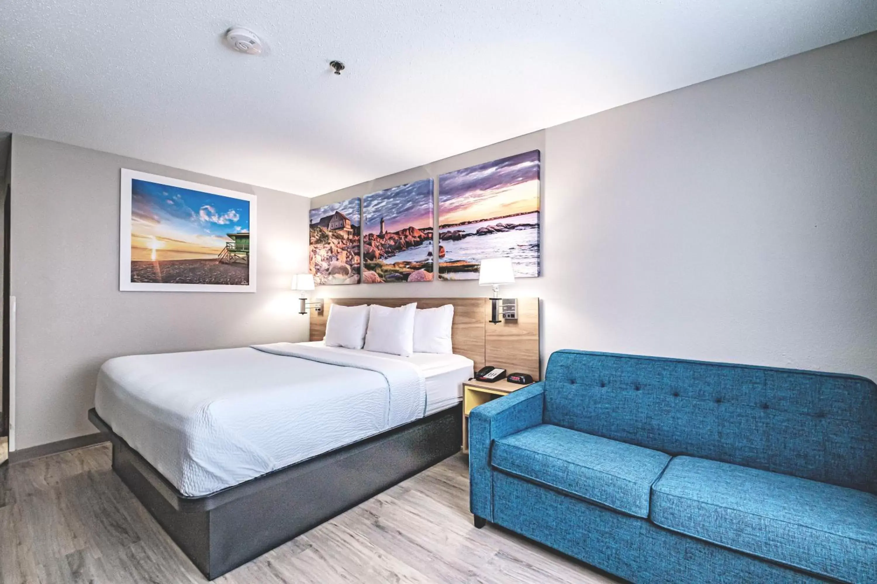 Standard Room with King Bed - Non-Smoking in Days Inn by Wyndham Brunswick Bath Area Standard Room with King Bed - Non-Smoking in Days Inn by Wyndham Brunswick Bath Area