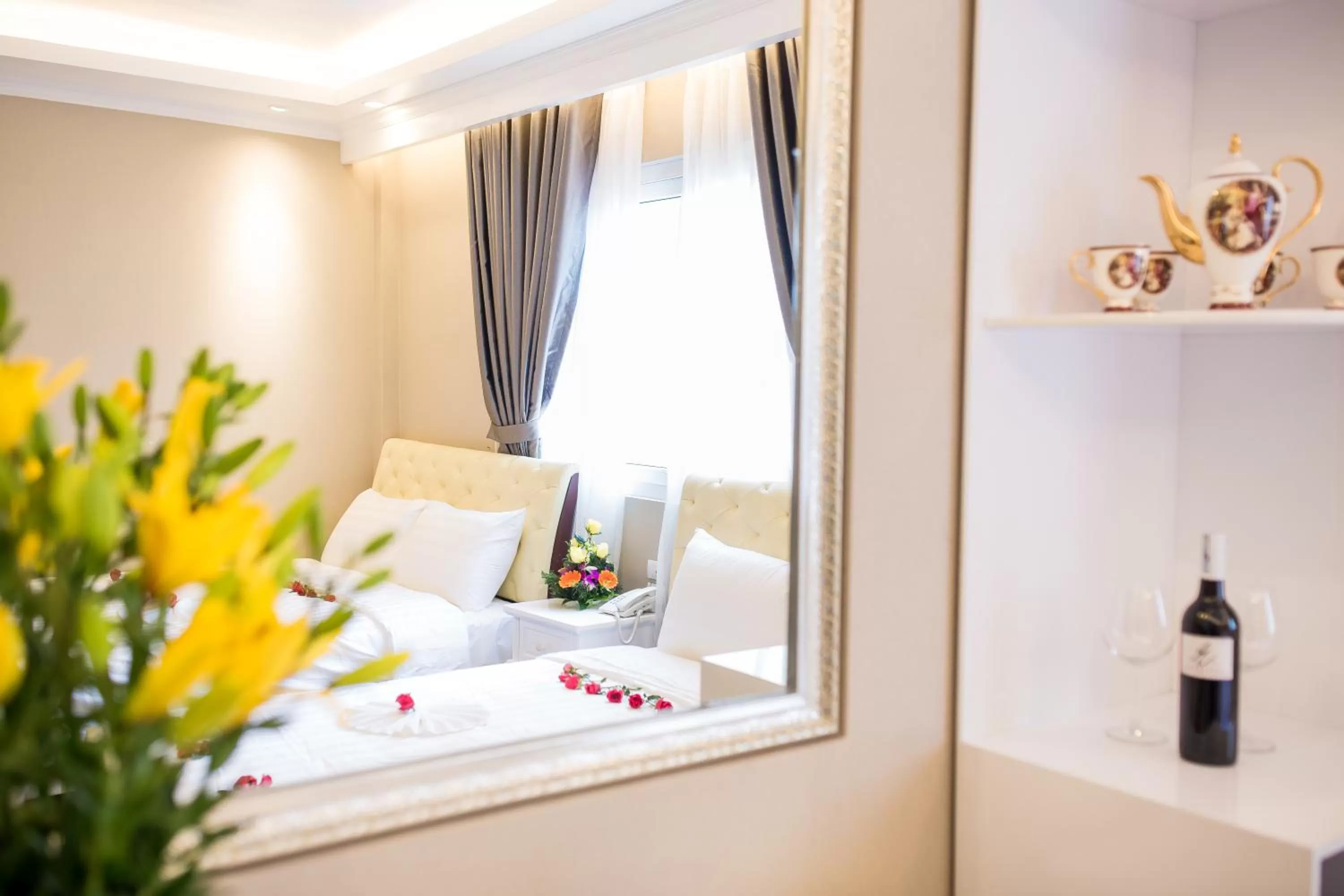 Coffee/tea facilities, Bed in Little Hanoi Deluxe Hotel