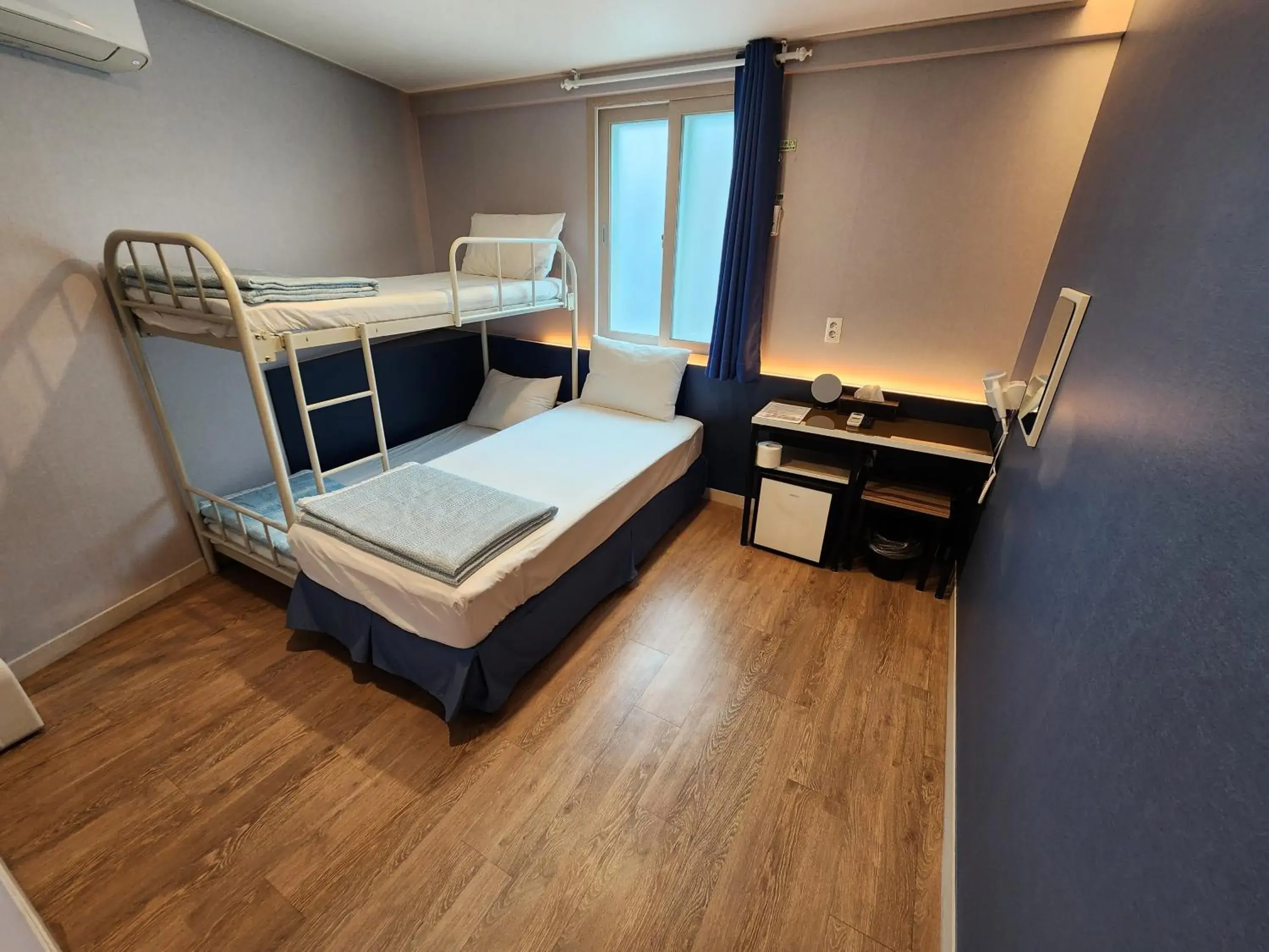Economy Triple Room with Private Bathroom in MAMA Guesthouse Haeundae Economy Triple Room with Private Bathroom in MAMA Guesthouse Haeundae