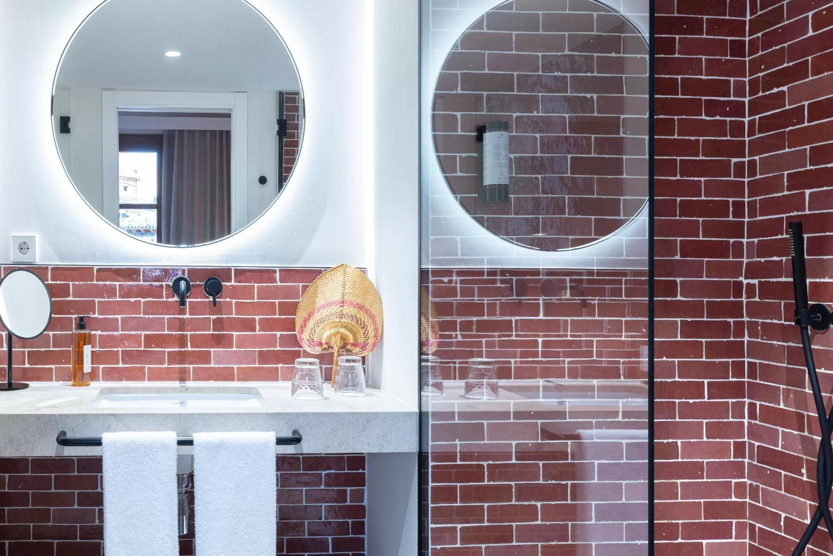 Shower in Samaritana Suites