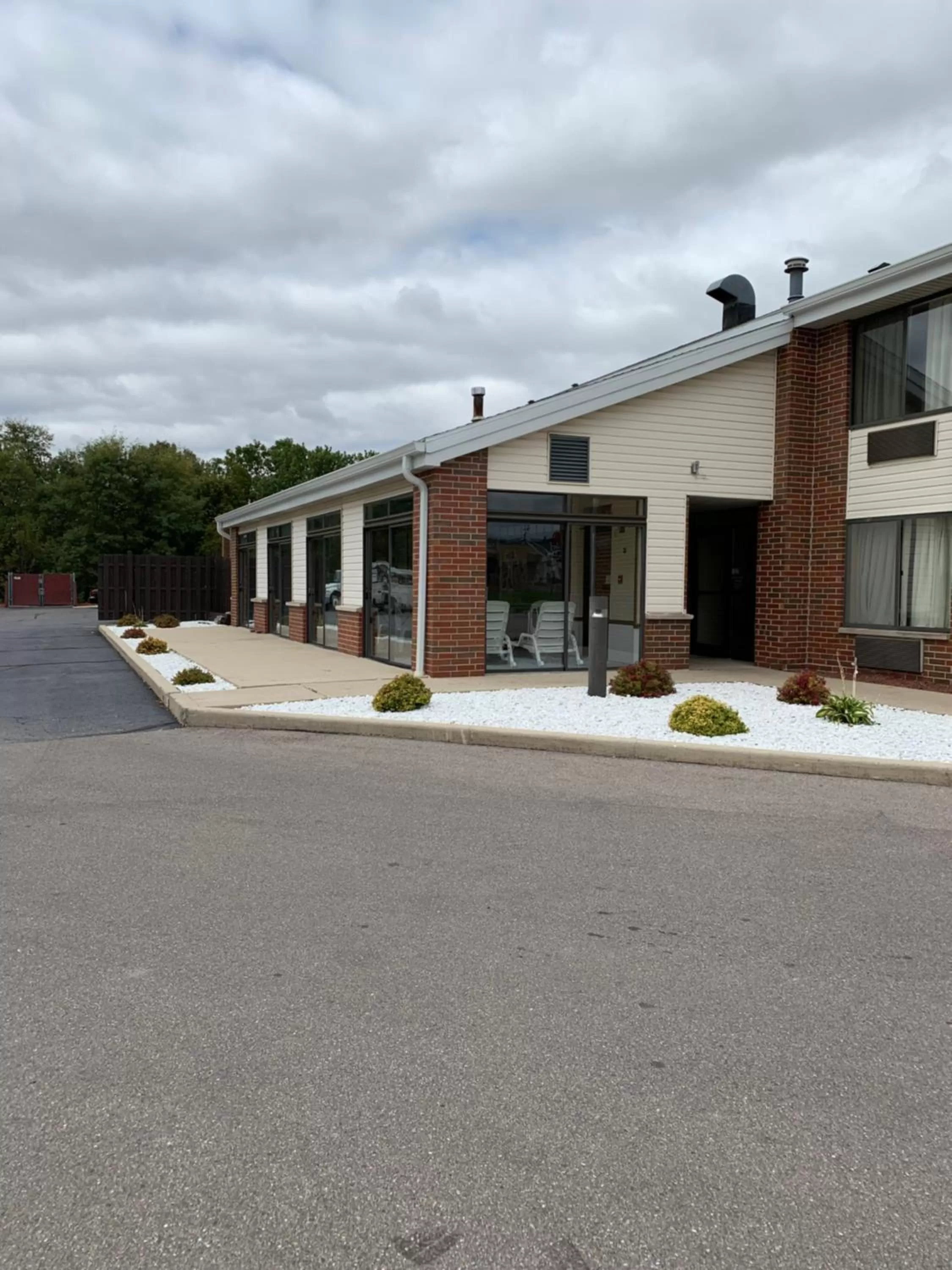 Facade/entrance in Super 8 by Wyndham Watertown WI