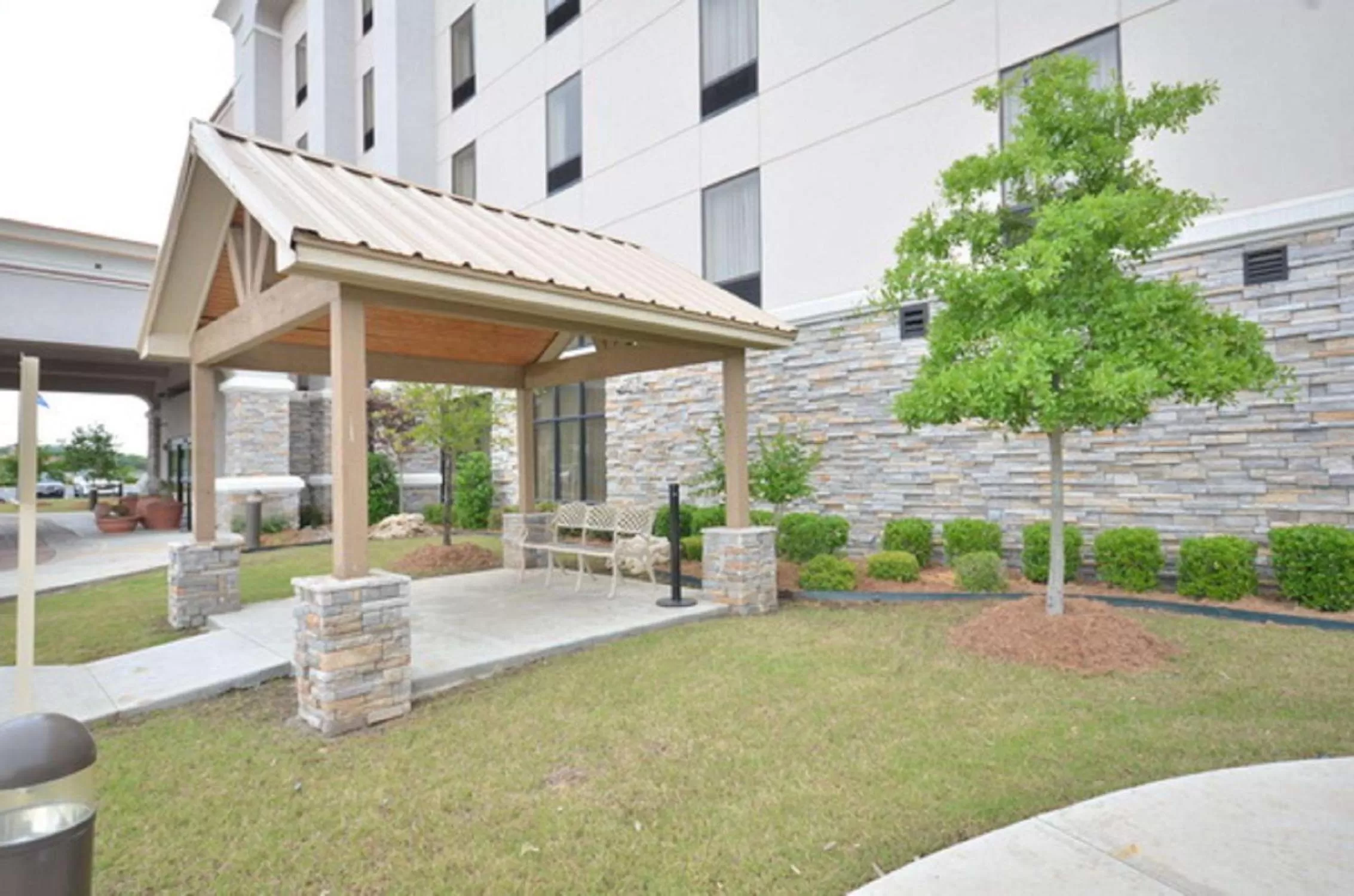 Property building in Hampton Inn and Suites Tulsa/Catoosa