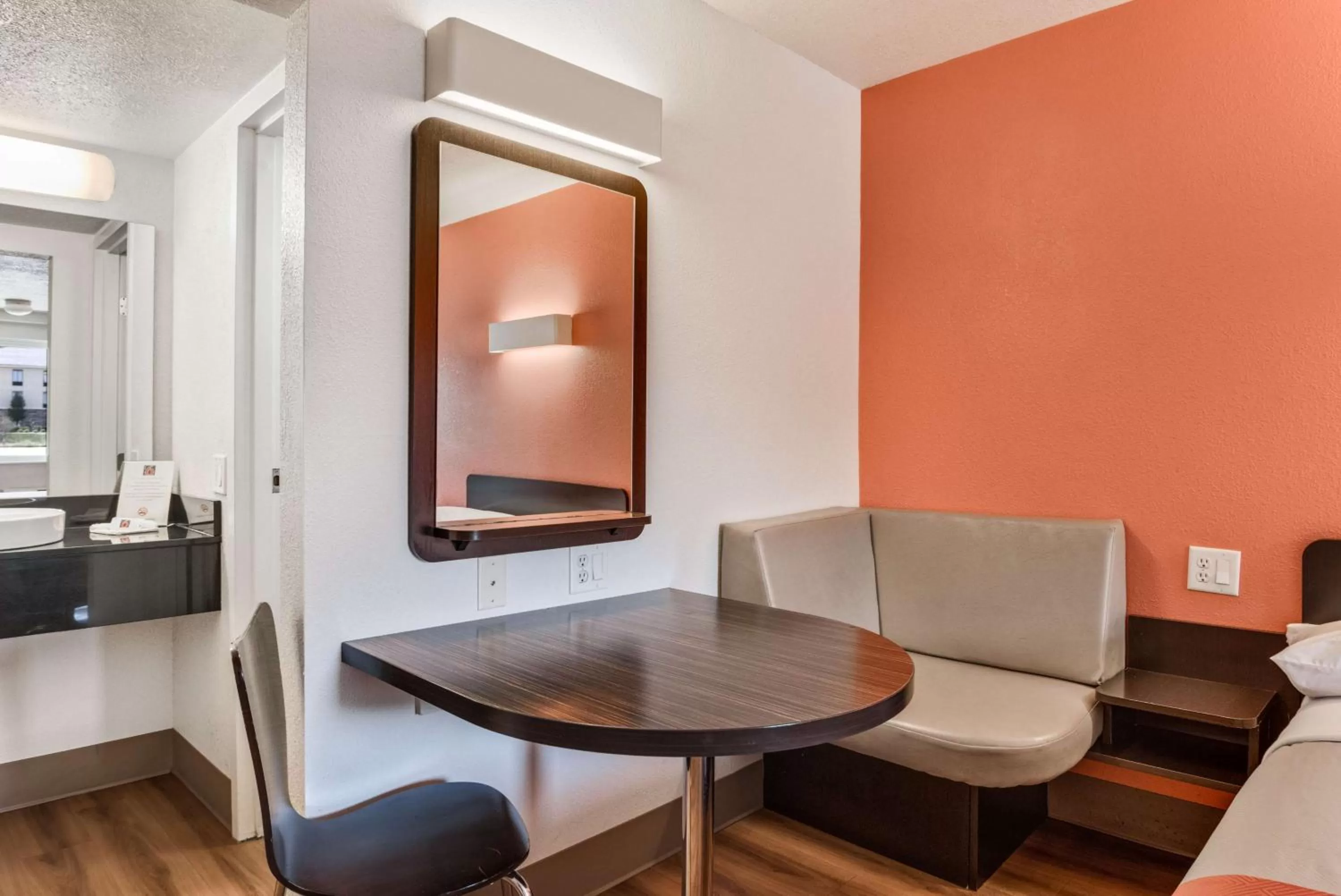 Bedroom in Motel 6-Youngstown, OH