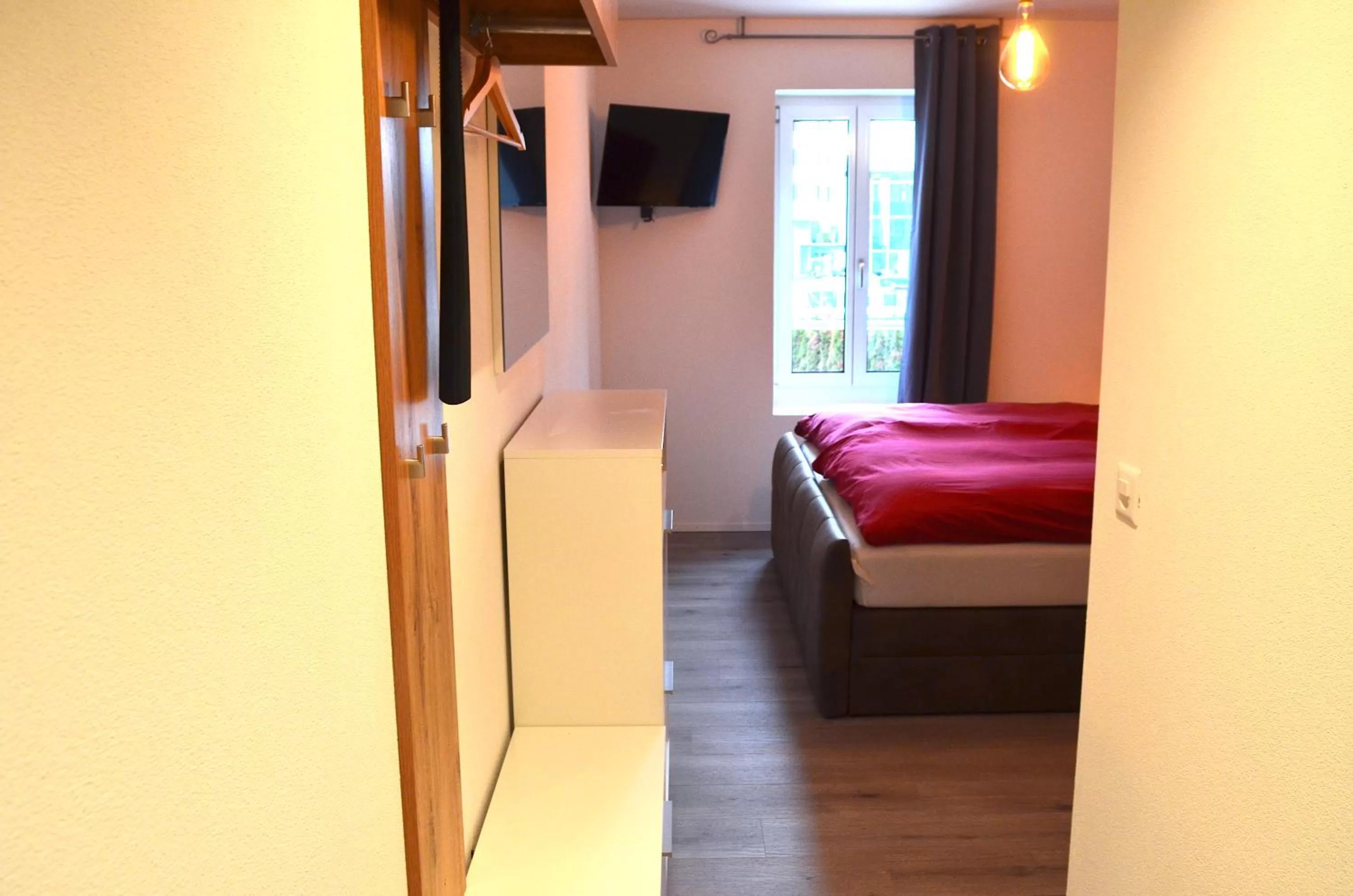 Photo of the whole room, Bed in Guesthouse Meitschi Thun - contactless self check-in