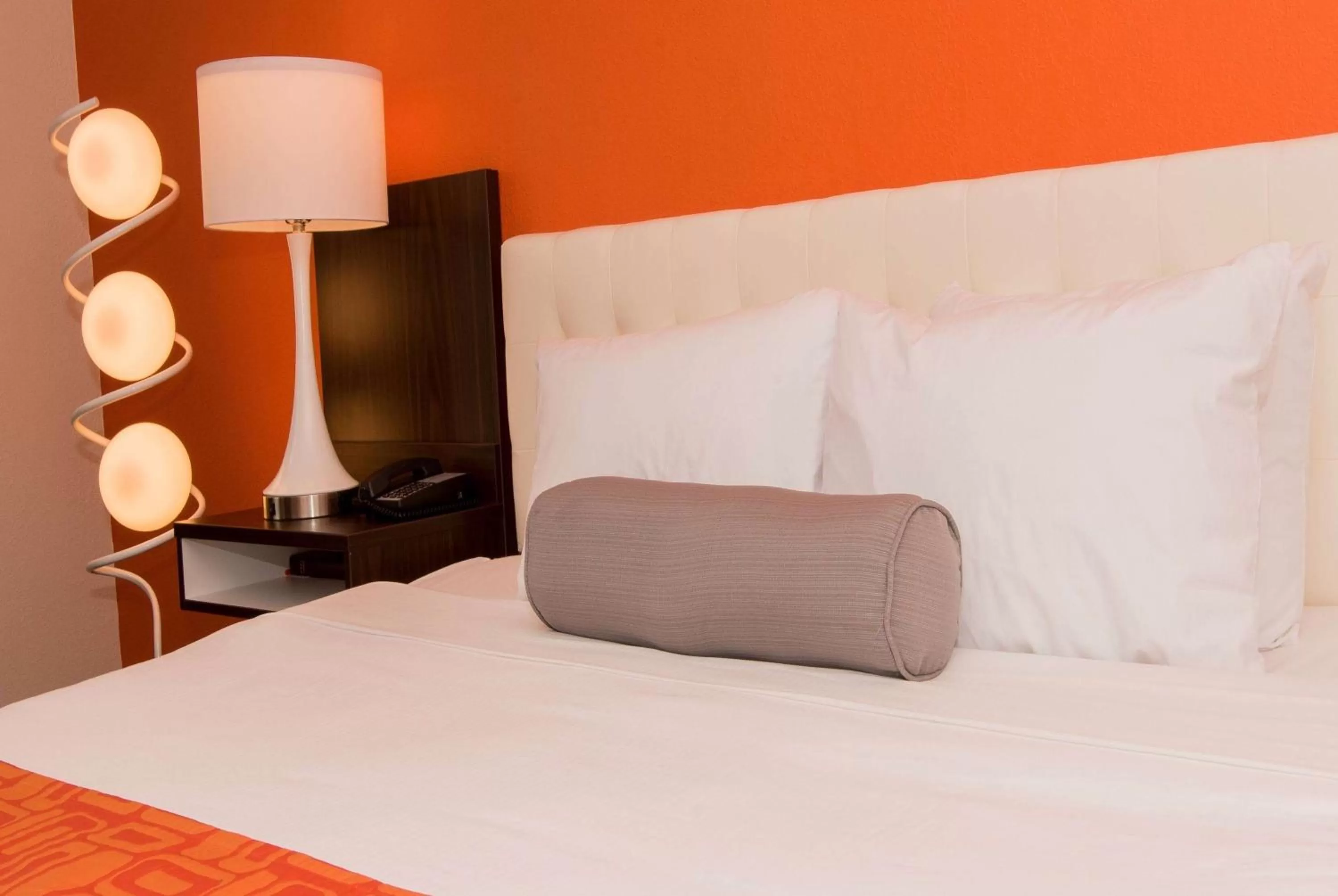 Photo of the whole room, Bed in Howard Johnson by Wyndham Portsmouth