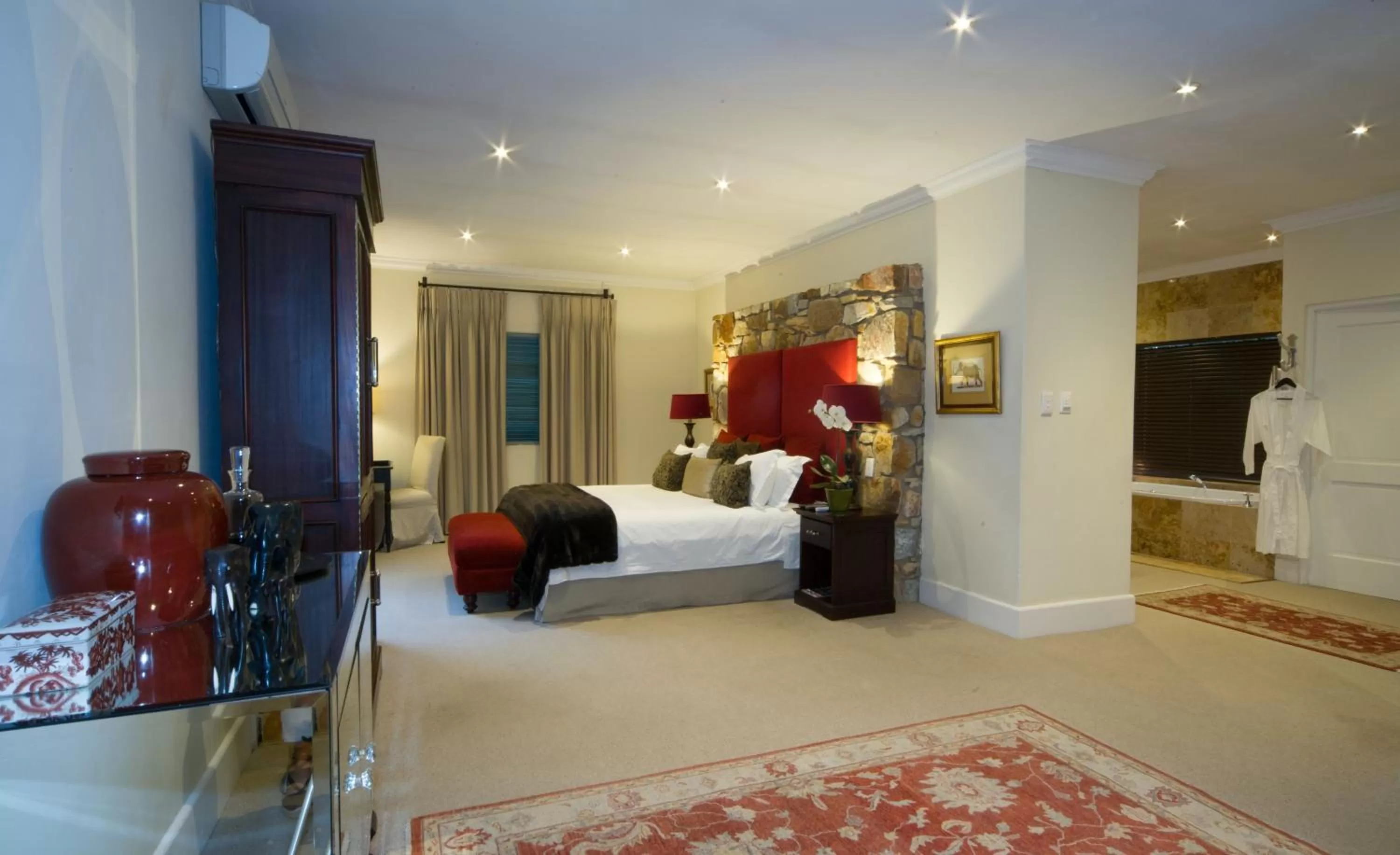 Photo of the whole room, Bed in The Parkwood